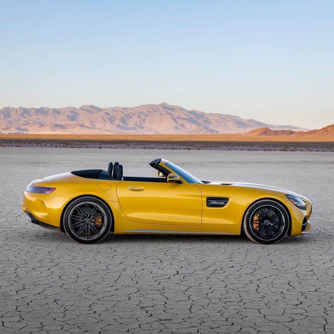 メルセデス・ベンツさんのインスタグラム写真 - (メルセデス・ベンツInstagram)「[Kraftstoffverbrauch kombiniert: 13,0 l/100 km  CO₂-Emissionen kombiniert: 298 g/km| mb4.me/DAT-Leitfaden �Mercedes-AMG GT C Roadster]  The Mercedes-AMG GT C Roadster's sharp lines and distinct attitude only add to its allure. 📸 @lasseur for #Mbphotopass via @mercedesamg #MercedesAMG #GTC #DrivingPerformance」12月22日 16時00分 - mercedesbenz
