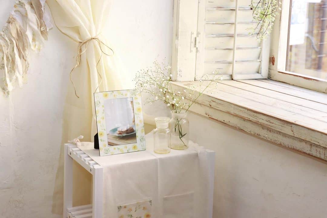 salut!のインスタグラム：「*.+ﾟmotifs de fleurs *.+ﾟ  フランス語で花柄の意味。  春らしい柔らかい色味の花柄のインテリアアイテムが多数入荷しました❁⃘*.ﾟ  新生活に揃えたくなるようなアイテムばかりです*.+ﾟ  公式通販サイト @salut_shop  トップページURLよりご確認くださいませ⋆*❁*  画像掲載商品 ・ウッドラックカバー ¥550(taxin) ・ガラスフォトフレーム¥1100(taxin)  motifs de fleursシリーズ入荷遅れのご案内  △店舗での入荷遅れ商品△ ・ガラス2段トレー ・ガラステーブル 12/25~発売となります。 予めご了承くださいませ。  △公式サイトでの入荷遅れ商品△ ・ガラスフォトフレーム ・ガラスミラー 12/24以降の入荷予定となります。  ・ガラス2 段トレー ・ガラステーブル 1/7頃入荷予定となります。 予めご了承くださいませ。  ※また店舗により入荷時間や在庫数が異なります。 ご来店の前にお近くの店舗までご確認くださいますようお願い致します。  #サリュ #salut #まいにちインテリア  #花柄 #花 #新生活 #新生活準備 #花柄アイテム #お花のある暮らし  #プチプラ #プチプラ雑貨 #プチプラインテリア #プチプラ小物 #プチプラ通販  #インテリア雑貨 #インテリア小物 #インテリア  #ナチュラルな暮らし #ナチュラルインテリア #ナチュラルコーデ #ナチュラル　#smileispower_p」