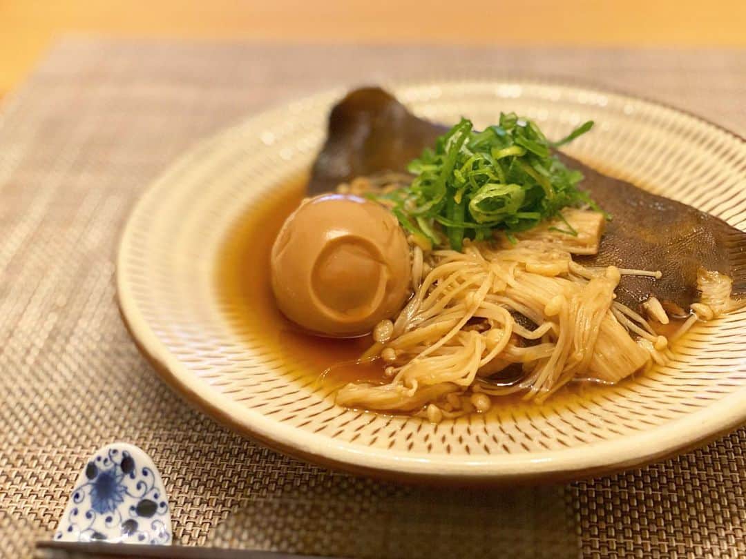宮本侑芽のインスタグラム：「. カレイの煮付け作った日🐠 半身は冷凍。 冷凍してたお魚を煮付にしてみたら 煮崩れしづらい気がする...！ 研究研究めもめも。  余ってた茹で卵とえのき入れたよん。  なんか今日から#風の時代 ってやつらしいね！ なんかよくわかんないけど 私水瓶座だからエースらしい。 ふわふわ噂で聞いたからよくわかんないけど らっきー！ フレキシブルに頑張るぞう〜！  #侑飯 #宮本侑芽」