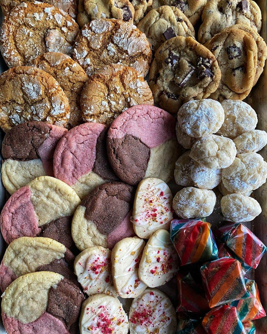Antonietteのインスタグラム：「Cookiepalooza 2020 in the books and apparently the only festival I attended this year. 😆 💃🏻 🕺🏻 This is the only time of the year I really enjoy baking, packaging and giving away cookies, and I wasn’t going to  let anything stop me. It’s therapeutic! 💆🏻‍♀️Looked at the kids straight in the eyes and said DO. NOT. BOTHER. ME.  as I really wanted to focus and get these Pasko (which means Christmas in Filipino) Cookie Cubes out to my friends and family. Shown: Neapolitan cookies (@sarah_kieffer ); gingerbread crinkle cookies (@acozykitchen ); raspberry pistachio shortbread; salted chocolate chunk cookies; cellophane wrapped Food for The Gods (@isafabro) and gooey butter cookies.  Hopefully sometime next year we can all bake some amazing plans and memories. Happy Holidays! 🎄」
