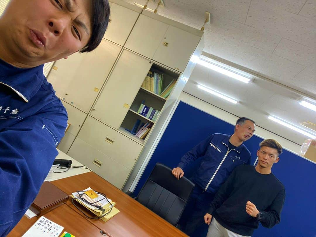 バズーカ巧樹さんのインスタグラム写真 - (バズーカ巧樹Instagram)「【株式会社　千歳】様  応援してもらってる同級生に年末のご挨拶💀  いつもありがとうございます🙏  #スポンサー #スポンサード #株式会社千歳 #感謝」12月22日 16時05分 - ko_1116