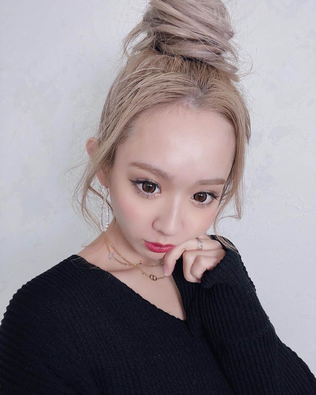 田村月光（ツッキー）のインスタグラム：「. 産後の毛...ﾊﾟﾔﾊﾟﾔ凄いけど🤫笑 この前ankでカラーしてきた🤍🤍 ・ ・ 先月に続きブリーチしたんだけど、低ダメージで普通のとは全然ちがくてサラサラすぎて感動🥺🥺 ・ ・ 3回ブリーチして1回ブリーチした痛み具合...?伝わったかな?笑笑  ・ ・ @ankhcross_yuri 様々です🙇🏻‍♀️‪‪❤︎‬‪‪❤︎‬ いつもありがとうございます🤍 ・ ・ ・ そして今日は撮影でした‪‪❤︎‬ 新作お楽しみに‪‪❤︎‬‪‪❤︎‬」