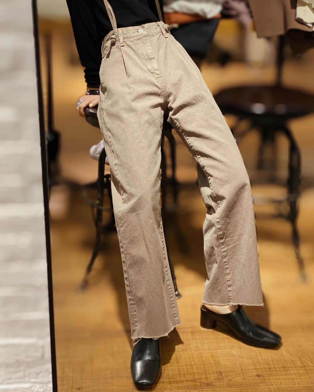 Eri Koyamaのインスタグラム：「. ◯予約販売中 #ショルダーストラップカットオフデニム   シアートップスとの合わせが 今の気分にピッタリだった🤎   　 ストーリーにリンク貼っておきます✔️ 　 @ungrid_official @ungrid_staffsnap @eri_koyama_ #Ungriddenim #153cmコーデ」