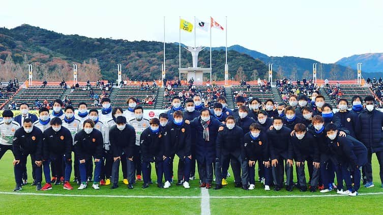 山田元気のインスタグラム：「今シーズンも沢山の応援ありがとうございました。 不甲斐ない結果。申し訳ないです。  シーズンを無事終えることができたのは 嬉しい時も、辛い時も 常に応援、支援していただいた レノファを愛する皆様のおかげです。  本当に感謝しています。  ありがとうございました。  #レノファ山口 #山田元気」
