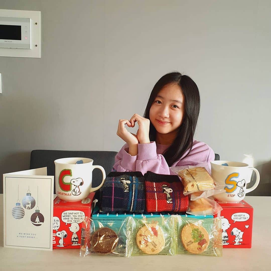 イ・チェミのインスタグラム：「일본에서 보내주신 크리스마스 선물🎁 채미가 제일 좋아하는 스누피 세트로  기쁨 두배♥️ 감동 두배♥️ 센스있는 이니셜 머그잔 채미C 소연S 아까워서 못쓰고 못먹을거 같아욤🥰 정말 감사합니다🙇‍♀️ #미리메리크리스마스 🎅🏻  #크리스마스선물  #스누피컵 #스누피양말 🧦  #크리스마스쿠키 #크리스마스카드 #최고의선물 👍🎁」
