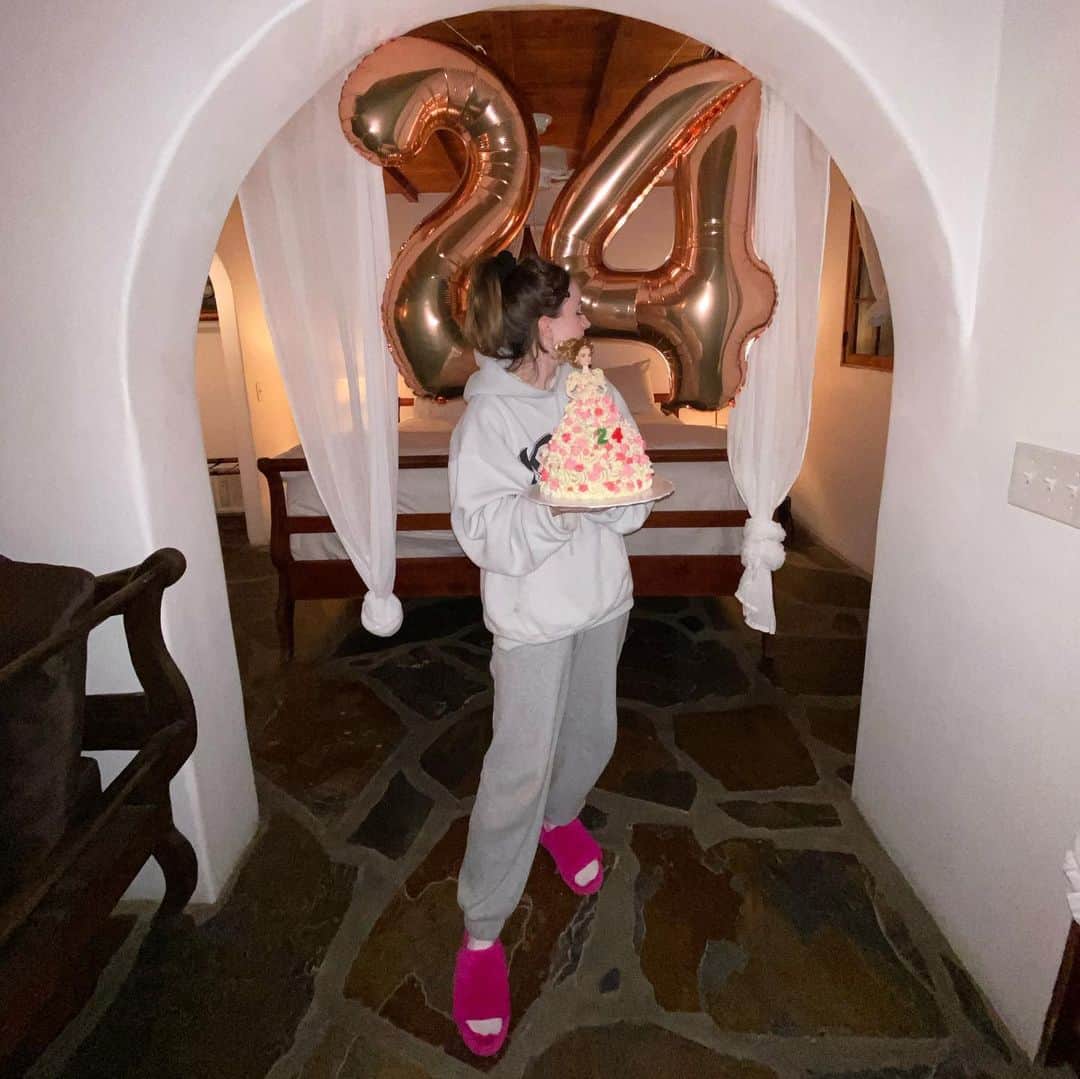 ケイトリン・ディーヴァーのインスタグラム：「This is 24 and happy #greatconjunction everyone set your intentions 🪐🪐🪐🪐 💫🌙💫✨⚡️🌟💫🌙⭐️thankU for the bday wishes xx」