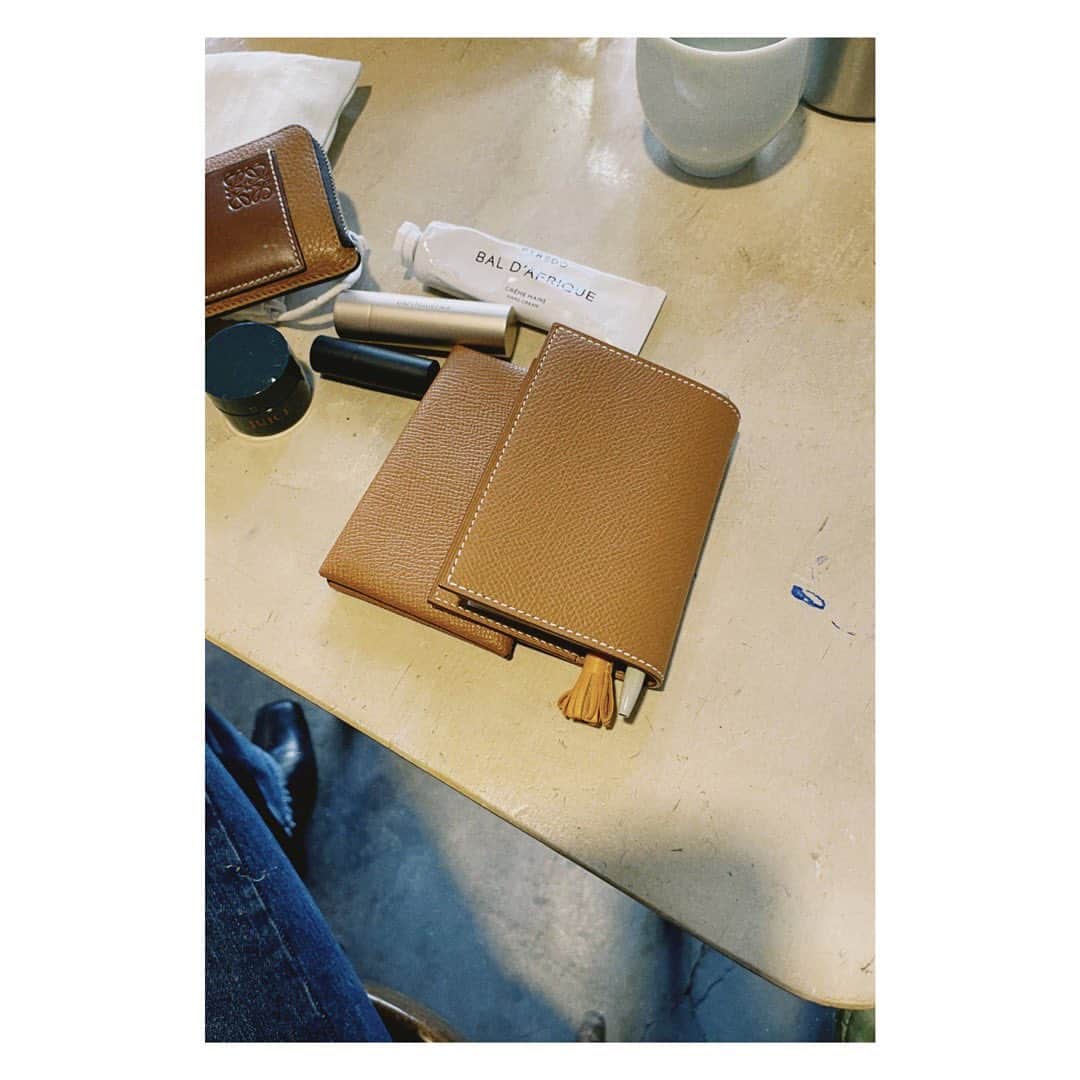 野尻美穂のインスタグラム：「手帳、ミニサイズにした☺️ 自分の荷物はミニマムに。 #hermes」