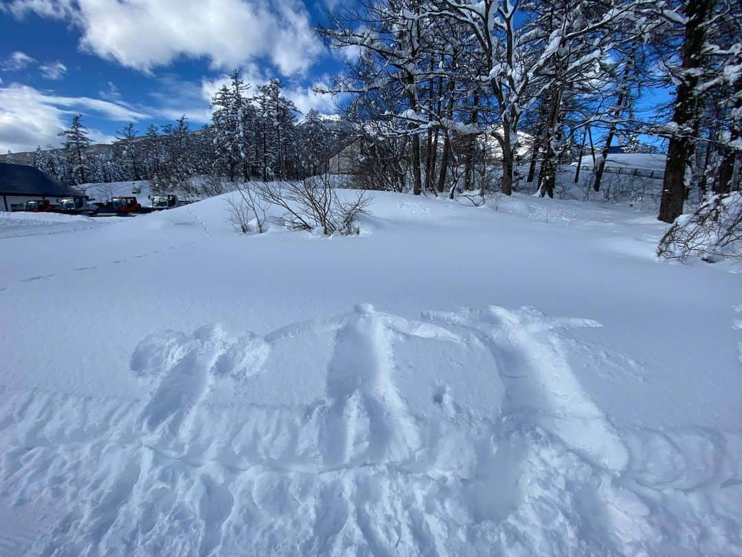 山崎義幸さんのインスタグラム写真 - (山崎義幸Instagram)「Kids love snow⛷  #初めての赤倉温泉 #赤倉観光ホテル  #幸恵の負傷は年末にかけてかなり痛い😰」12月22日 16時23分 - yoshi_ymz