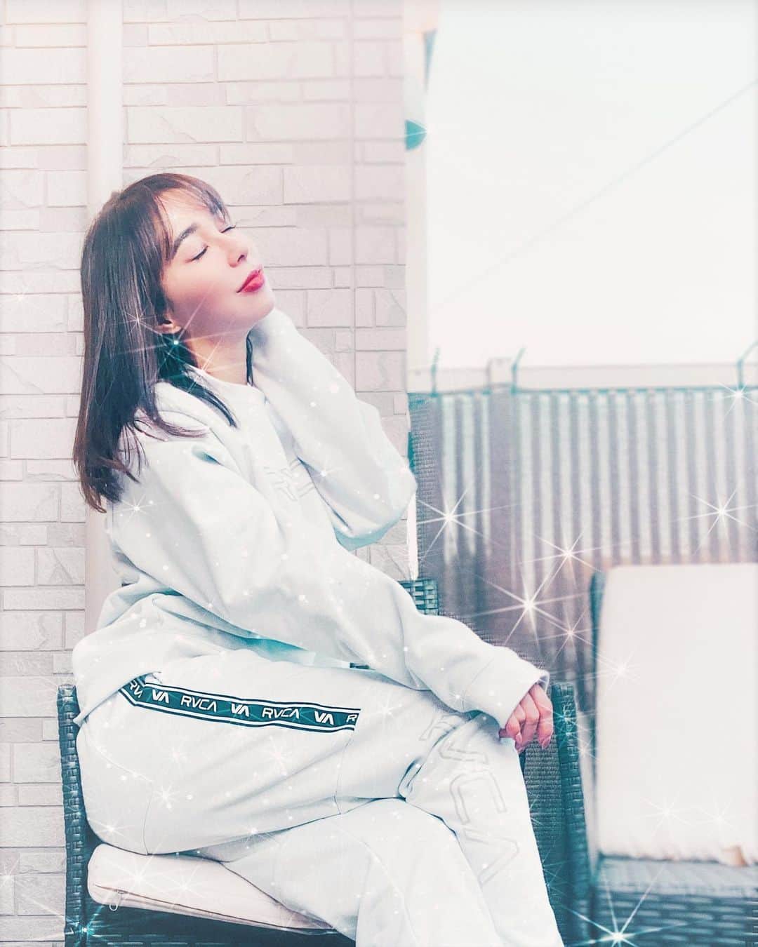 Gabrielaさんのインスタグラム写真 - (GabrielaInstagram)「そろそろクリスマスですね🎄 今年はあっという間に終わりました。 来年は良いお年になりますように🙏  お引越しが決まって、今週最後に過ごすこのお部屋の テラスが大好き何だよね 何だか寂しいな..😅 12月の真冬を1枚で過ごせるRVCAとMoussyのコラボ セットアップは最高！　本当に暖かくて、デザインも好み！ . Bom final de ano a todos!❤️ Amando esse conjunto da RVCA x Moussy . In love with my new RVCA X Moussy set up❤️ . .  @rvcajapan  @azulbymoussy_official   #RVCA #RVCAJAPAN #RVCASPORTS #RVCA_AZUL #AZULBYMOUSUY」12月22日 16時19分 - rkgabriela