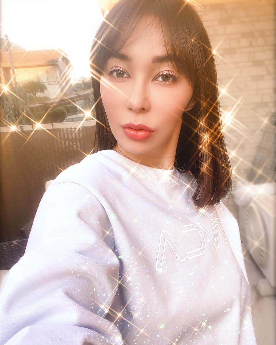 Gabrielaさんのインスタグラム写真 - (GabrielaInstagram)「そろそろクリスマスですね🎄 今年はあっという間に終わりました。 来年は良いお年になりますように🙏  お引越しが決まって、今週最後に過ごすこのお部屋の テラスが大好き何だよね 何だか寂しいな..😅 12月の真冬を1枚で過ごせるRVCAとMoussyのコラボ セットアップは最高！　本当に暖かくて、デザインも好み！ . Bom final de ano a todos!❤️ Amando esse conjunto da RVCA x Moussy . In love with my new RVCA X Moussy set up❤️ . .  @rvcajapan  @azulbymoussy_official   #RVCA #RVCAJAPAN #RVCASPORTS #RVCA_AZUL #AZULBYMOUSUY」12月22日 16時19分 - rkgabriela