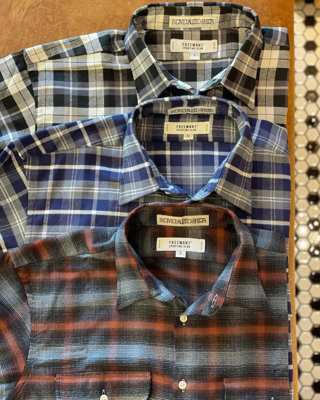 のインスタグラム：「FREEMANS SPORTING CLUB - YOKOHAMA BARBER💈﻿ ﻿ FREEMANS SPORTING CLUB × INDIVIDUALIZED﻿ SHIRTS﻿ FSC LOGGER SHIRTS﻿ size : S / M / L﻿ Price:¥27,000+tax﻿ ﻿ ※FREEMANS SPORTING CLUBでは店舗通販も承っております。お気軽にご連絡下さいませ。﻿ ﻿ #freemanssportingclub ﻿ #newomanyokohama﻿ #yokohama﻿ #barbershop﻿ #barber﻿ #mensgrooming」