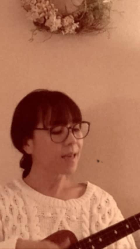 akikoのインスタグラム：「Check out and subscribe  YouTube channel ⇨ akikoofficial Link in Bio  http://www.youtube.com/channel/UCIR5A7Qq7nHfocYur6xTSTQ?sub_confirmation=1  #ukulele  #singwithukulele  #ウクレレ弾き語り #christmassong  #クリスマスソング #ウクレレクリスマス」
