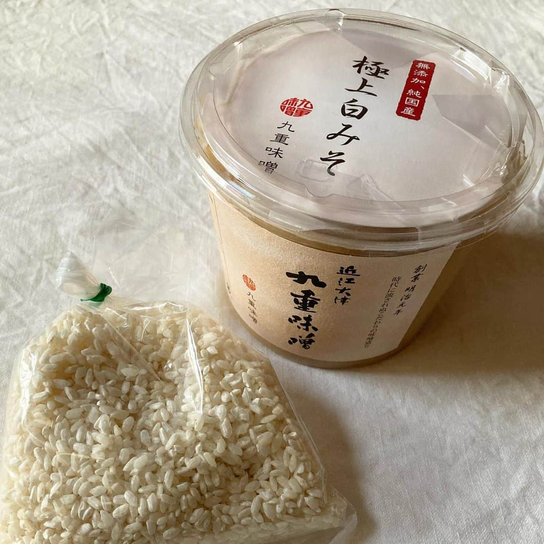 彩住宅さんのインスタグラム写真 - (彩住宅Instagram)「#九重味噌　さんの極上白味噌。  お正月の白味噌雑煮には欠かせません。  塩麹を作るのに、生麹も購入。  #お雑煮 #白味噌雑煮」12月22日 16時23分 - saijyutaku