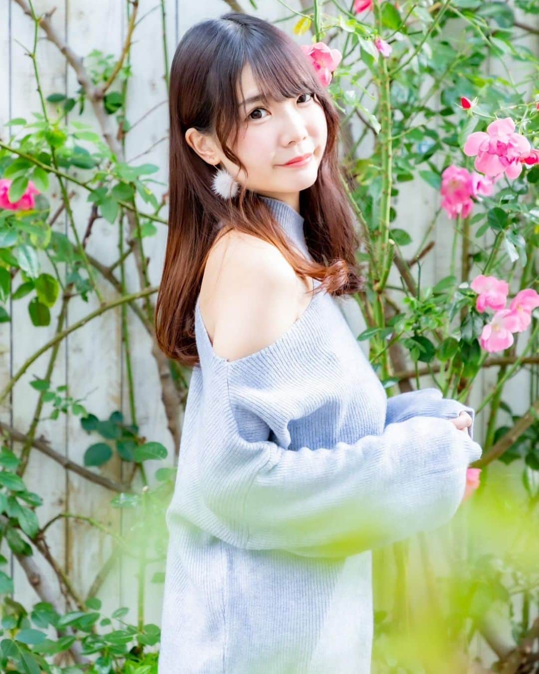武田美憂のインスタグラム：「. 自分じゃ選ばない、差し入れのオフショルニット♡⃛ 好評だったのできっと1月も着るでしょう。 . #portrait #portraitphotography #model #japanesegirl  #racequeen #レースクイーン #グラビア #ハウススタジオ #被写体モデル #被写体 #モデル #作品撮り #ポトレ #ポートレート #followme」