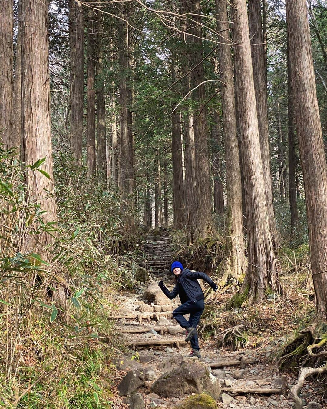 akkoさんのインスタグラム写真 - (akkoInstagram)「久しぶりになっちーとトレッキングへ❣️ 初めての金時山⛰ 山頂はとても寒くて、、かなり怪しげな私😎 それでもやはり😆気持ち良かったぁ〜☺️👍  #akko #akkostagram #mll #金時山」12月22日 16時25分 - mllakko