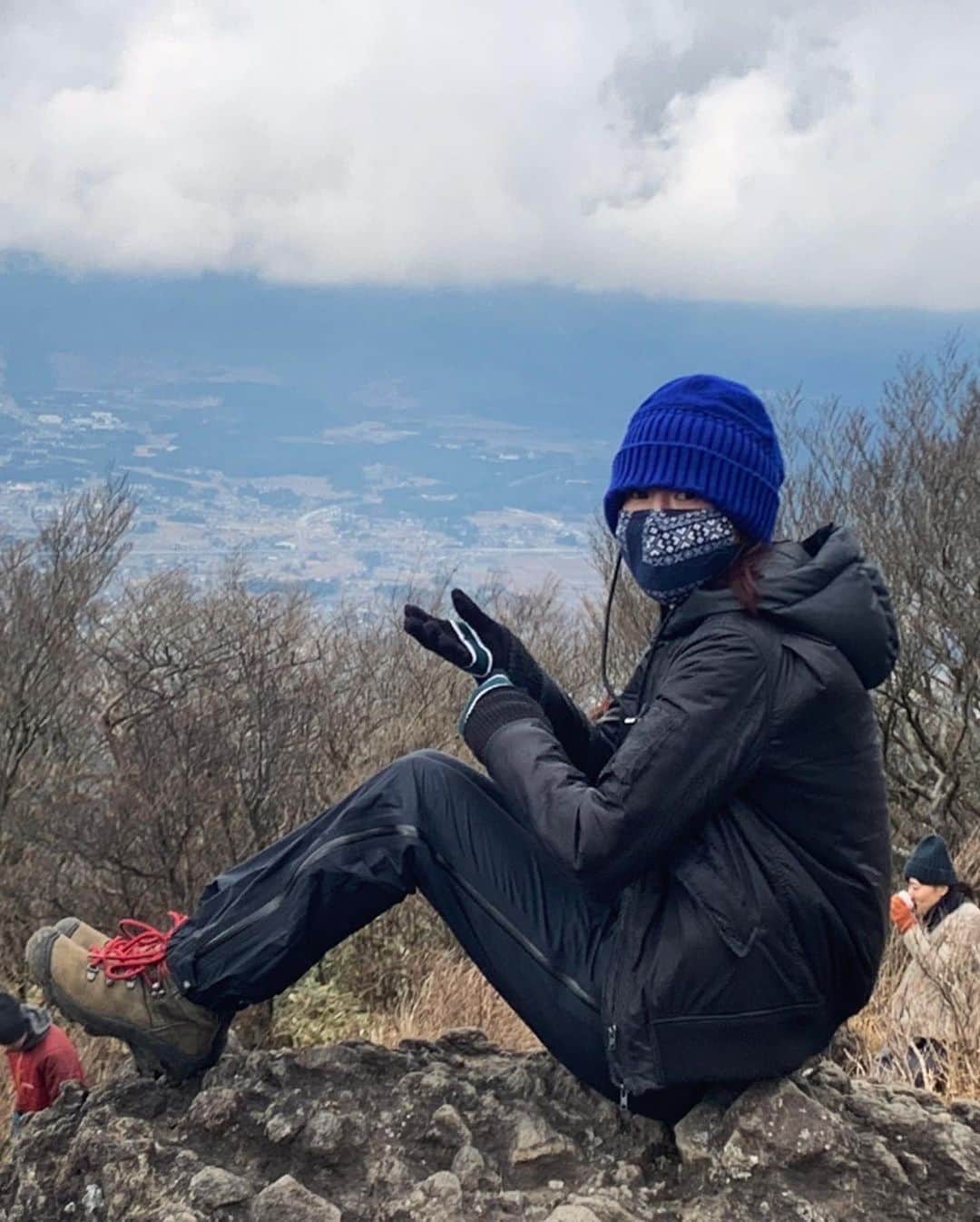akkoさんのインスタグラム写真 - (akkoInstagram)「久しぶりになっちーとトレッキングへ❣️ 初めての金時山⛰ 山頂はとても寒くて、、かなり怪しげな私😎 それでもやはり😆気持ち良かったぁ〜☺️👍  #akko #akkostagram #mll #金時山」12月22日 16時25分 - mllakko