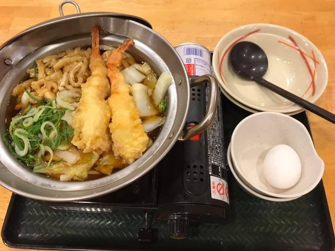 はなまるうどんさんのインスタグラム写真 - (はなまるうどんInstagram)「／ 西日本18店舗限定🌷鍋焼きうどん ＼ 夜は気温一桁台❄寒さが本格化してきましたね⛄ #鍋焼きうどん で体を芯から温めませんか😊 #17時から 販売しております✨  野菜に刻み揚げ・えび天に生たまごの #鍋焼きうどん 🥢 鍋焼きうどんにプラスご飯の #鍋焼きうどん膳 🥢  どちらがお好みですか❓😁  ▼販売店舗 https://www.hanamaruudon.com/assets/pdf/nabeyaki.pdf  #夜ごはん #寒い #はなまる #うどん #鍋 #温まる #ぽかぽか #鍋焼き #冷えた体に沁みわたる」12月22日 16時31分 - hanamaru_udon