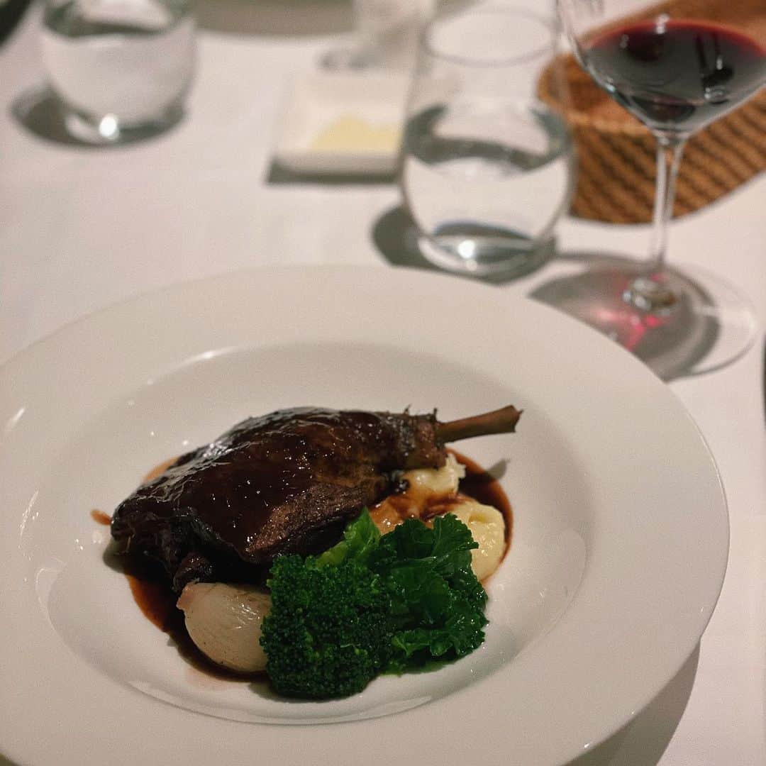 sayocoのインスタグラム：「この前はちょっと早めのクリスマスdinner🎅🏻🍽🎄 美味しい料理と美味しいワインで満腹に🍷 近所にこんなに美味しいお店があって最高🤟 #クリスマスディナー #フレンチコース」