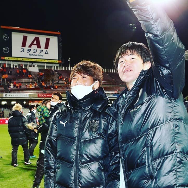 宮本航汰のインスタグラム：「「試合に出てない時の方が大事 　　　　出てない時に人間性でるぞ」 この言葉がなければまた1年目の時と同じ繰り返しをするところでした。 自分が1番辛い時に感じてさりげなく飯に誘ってくれ、サッカーの事もプライベートの事も沢山話して聞いてくれてありがとうございました！ 練習、試合中の 「素晴らしいコウタ」 嬉しくてたまらなかったし、この声がもう聞けないと思うと寂しいです。 まだまだ書きたいこと伝えたいことありますがこの辺にしといて笑 かずくんこと吉本一謙選手 14年の選手生活お疲れ様でした😁」