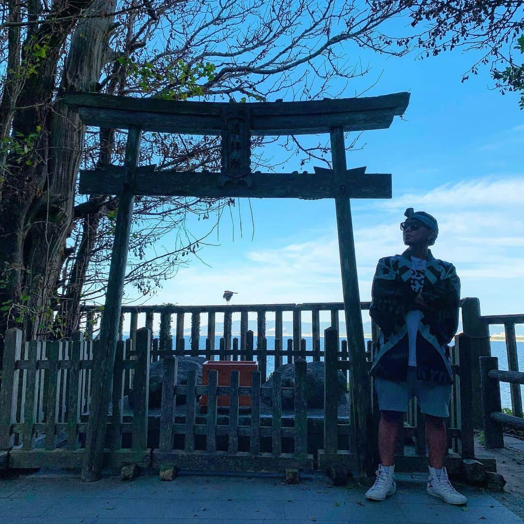 あっくんのインスタグラム：「福岡は #志賀海神社  とにかく気持ちいい。 ⭐︎龍の都⭐︎海神の総本社 とも言われ、全国の龍神さんが集まる神社。 そんな場所で一生懸命格好つけてました。 とりあえずココの御朱印がツボすぎて、初めて買ってしまった！！ #パワースポッチャー」