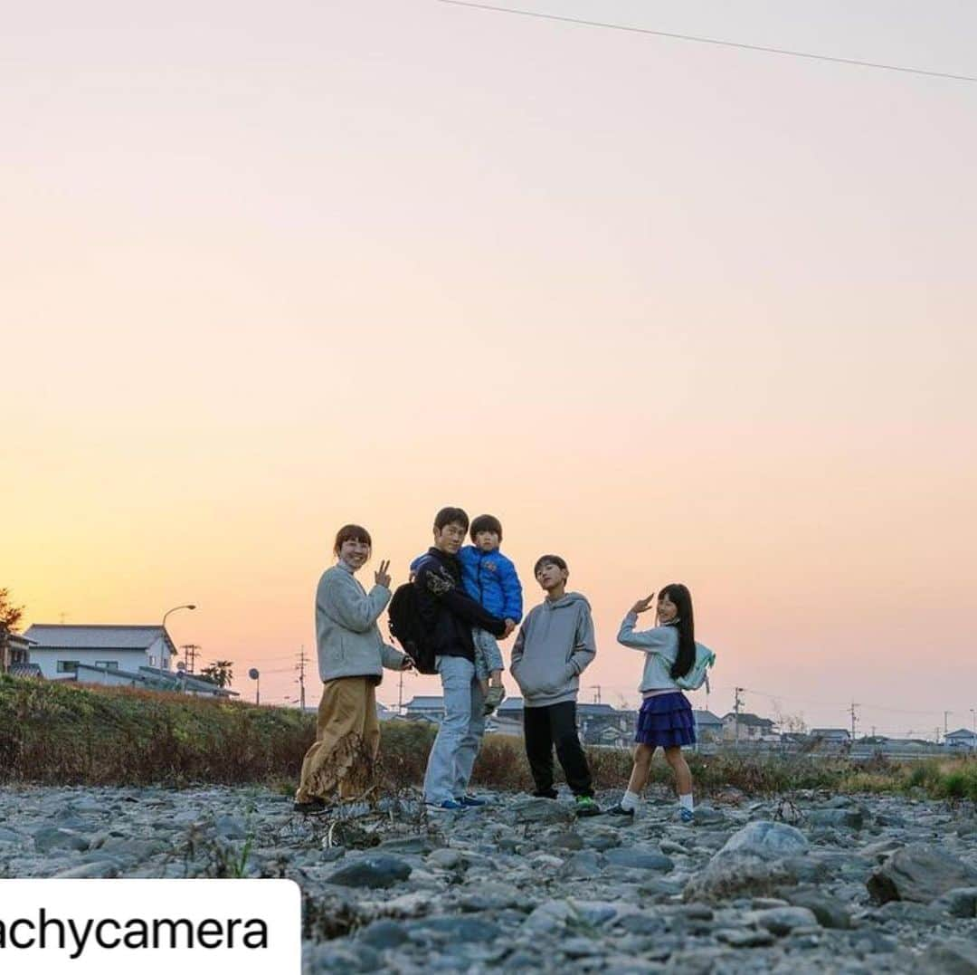 西条市さんのインスタグラム写真 - (西条市Instagram)「素敵な家族写真ですね✨ 移住して来られて、最近ご主人が整体院を開業されたそうです。 詳しくは下のサイトから。  #Repost @sachycamera with @make_repost ・・・ 移住4ヶ月目の家族写真。﻿ ﻿ なんだかもうずいぶん長い間ここにいる気がするけど、まだまだたったの4ヶ月。﻿ ﻿ 思い描いていたようにいってるようで、いっていないこともたくさんあって。落ち込む日や焦る日もあったりします。﻿ けど、一歩外に出れば目に飛び込んでくる自然の風景や足裏から伝わる畑の土の感触、家族とのたわいもない会話。﻿ そういった日常の一つ一つが、本当にかけがえのないものに感じられ、あぁ愛おしいと目を細める毎日です。﻿ ﻿ これからも、日常をともにしていく我が同志たちと、移住4ヶ月目の記念写真を撮れたことに感謝！﻿ ﻿ ﻿ ﻿ #中島家のこと﻿ #サチカメ﻿ #丹原﻿ ﻿ ﻿ ﻿ ﻿ ￣￣￣￣￣￣￣￣￣￣￣￣￣￣￣⠀﻿ 今日という日を、写真に。﻿ https://sachycamera.com⠀﻿ 家族写真の出張撮影「サチカメ！」⠀﻿ ﻿ 愛媛県西条市から、﻿ ご希望の場所に伺い撮影します﻿ ＿＿＿＿＿＿＿＿＿＿＿＿＿＿＿⠀﻿ ﻿ 撮影料が割引になる﻿ 無料の"サチカメンバー"を募集中♪﻿ ﻿ 詳細はプロフィールのURLから﻿ https://sachycamera.com/sachycamember/﻿ ﻿ ＿＿＿＿＿＿＿＿＿＿＿＿＿＿＿⠀」12月22日 16時50分 - lovesaijo