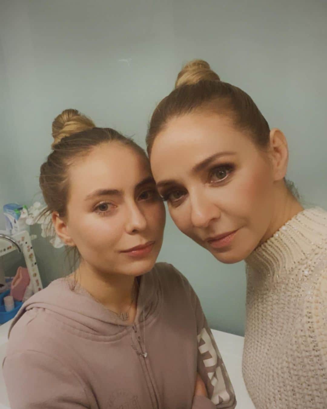 タチアナ・ナフカのインスタグラム：「Похожи??? 😜  @sashazhulina Конечно, будет ругаться, что опубликовала))) 🙈 Но я не устояла! 🤗 как же хорошо, когда у тебя такая взрослая, красивая и мудрая дочь!👆🏼👆🏼👆🏼 #ТатьянаНавка #СашаЖулина #матьидочь #яблокоотяблони #семья #ужетакаявзрослая #гены」