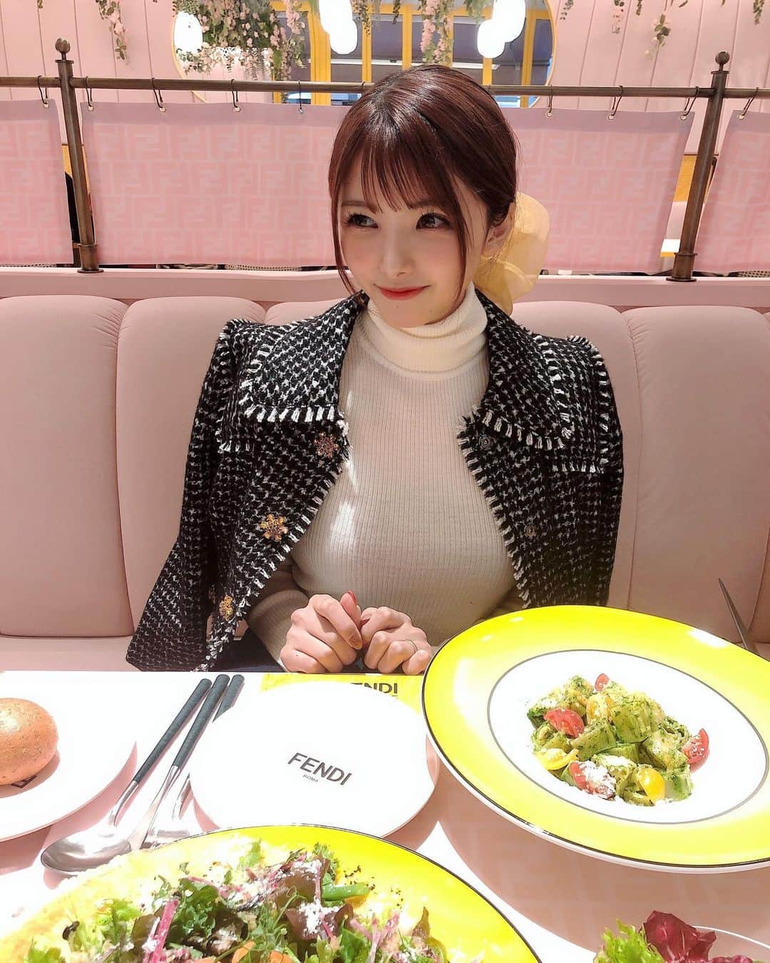 岡田栞奈のインスタグラム：「さらとFENDIカフェに 行ってきたよ😍☕️🍰  前菜2種、メイン3種、デザートドリンク3種とがっつり頼みすぎてテーブルの上、3回料理チェンジしてた笑  大満足です❤️❤️❤️  ストーリーにはめちゃ前載せてたんだけど投稿してなかったごめん😂 #fendi #fendicafe #omotesando #期間限定 #フェンディカフェ #女子会」