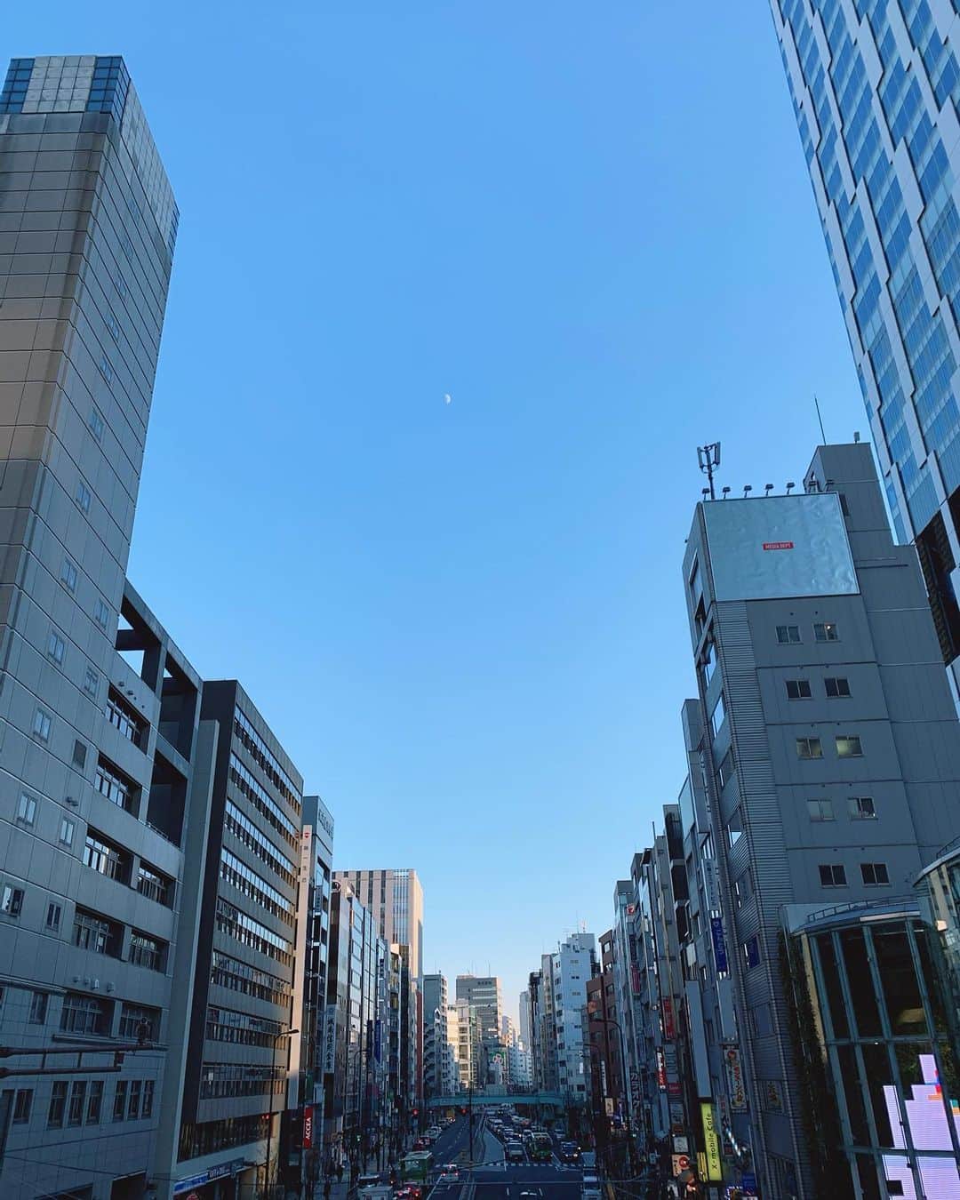 三浦加納子のインスタグラム：「数年前からなんとなく耳にしていた 風の時代 の事。  まだまだ実感が湧かないけど、実際はどんなふうに世界はシフトしていくんだろう。 この節目を体験できる時代に生まれた事に感謝して、軽やかに流れに乗っていきたい🙏✨✨  新しい空を写真に収めようとしたら、偶然にも月が出ていました。 しかも今日は上弦の月🌓!  #健康にも感謝 #渋谷」