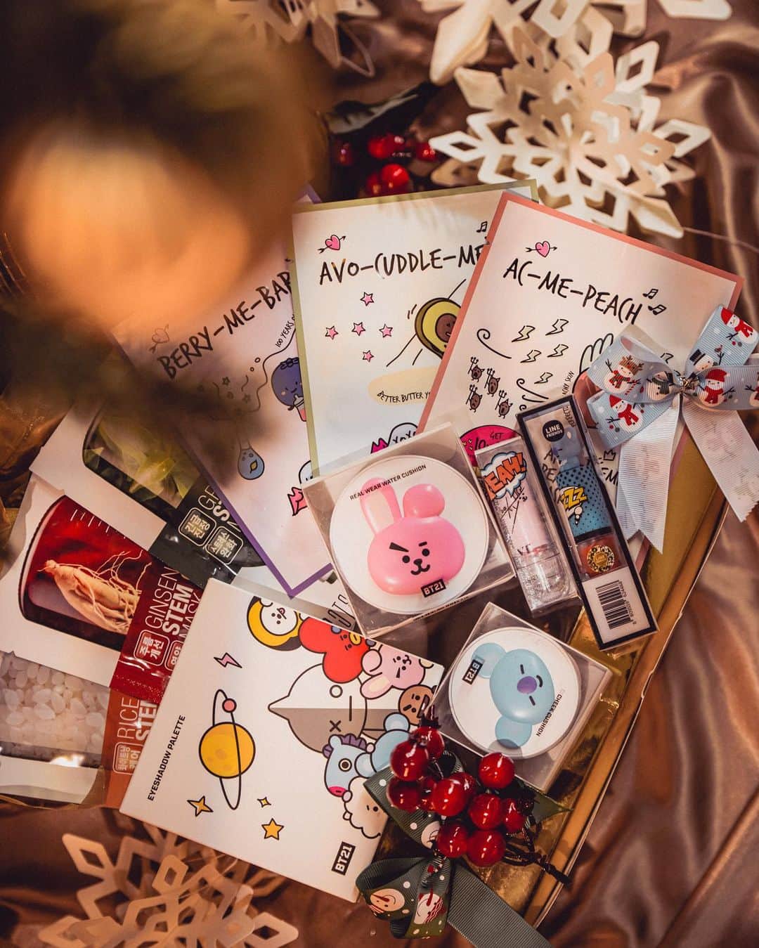 YingTzeさんのインスタグラム写真 - (YingTzeInstagram)「🎁GIV3AWAY🎁 ✨You feel good when you look good✨  OnlyKorea is giving away 100 sets of Christmas presents to the lucky winners!   ✨Simple steps to join: 1. Like and repost this post on your IG story and tag @onlykorea_asia  2. Comment "I love OnlyKorea" and tag 3 BFF. 3. Follow @onlykorea_asia   ⚠️make sure your profile is Public so we can notice you⚠️  This giv3away will be announced on @onlykorea_asia IG. Click 'turn on post notification' to receive the first news.  Happy Holidays everyone and Good Luck! 🎄🎅🏼  Enter my code (YINGTZE) in www.onlykorea.asia upon check out to receive a surprise gift with your purchase.  Official Store: https://onlykorea.asia Shopee Store: https://shopee.com.my/onlykorea_official Lazada Store: https://www.lazada.com.my/shop/onlykorea Official Retail Store 【KL】 Sunway Pyramid F1.09 【KL】 Mid Valley Megamall FK-15 【JB 】Aeon Mall Tebrau City F-31  #onlykoreamalaysia  #onlykoreaasia #Koreacosmetic  #koreaskincare  #BRTC #VTCOSMETICS #BT21XVT #ALTHEA #ABLOOM #OnlyKoreaSunwayPyramid #OnlyKoreaMidValley #OnlyKoreaAeonTebrauCity 📸 @pressthebutton.tv」12月22日 16時48分 - yingtze