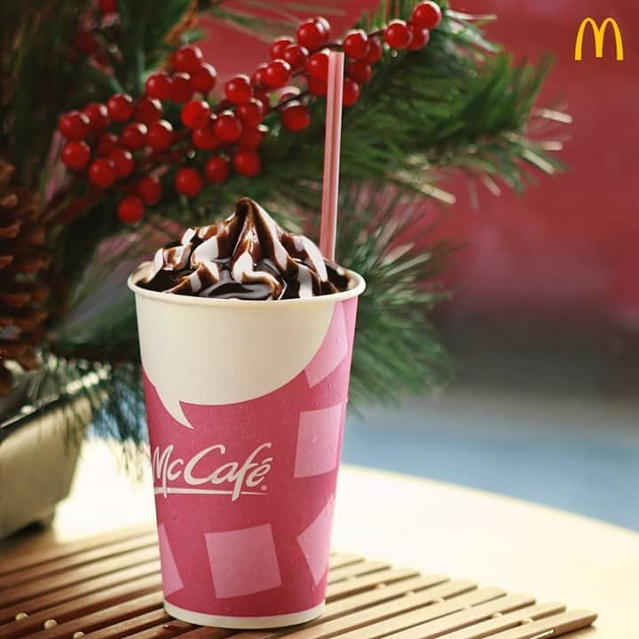 McDonald's Philippinesのインスタグラム：「Malamig ba ang Pasko mo? Gawin nating sweet! Get yourself a McCafé Coffee Float today. Get this cool, creamy, McCafé coffee treat at your nearest McDonald’s via Dine-In, Drive-Thru, Dessert Centers, Take Out, or Pick-Up. Pwede ka rin umorder sa McDelivery.」