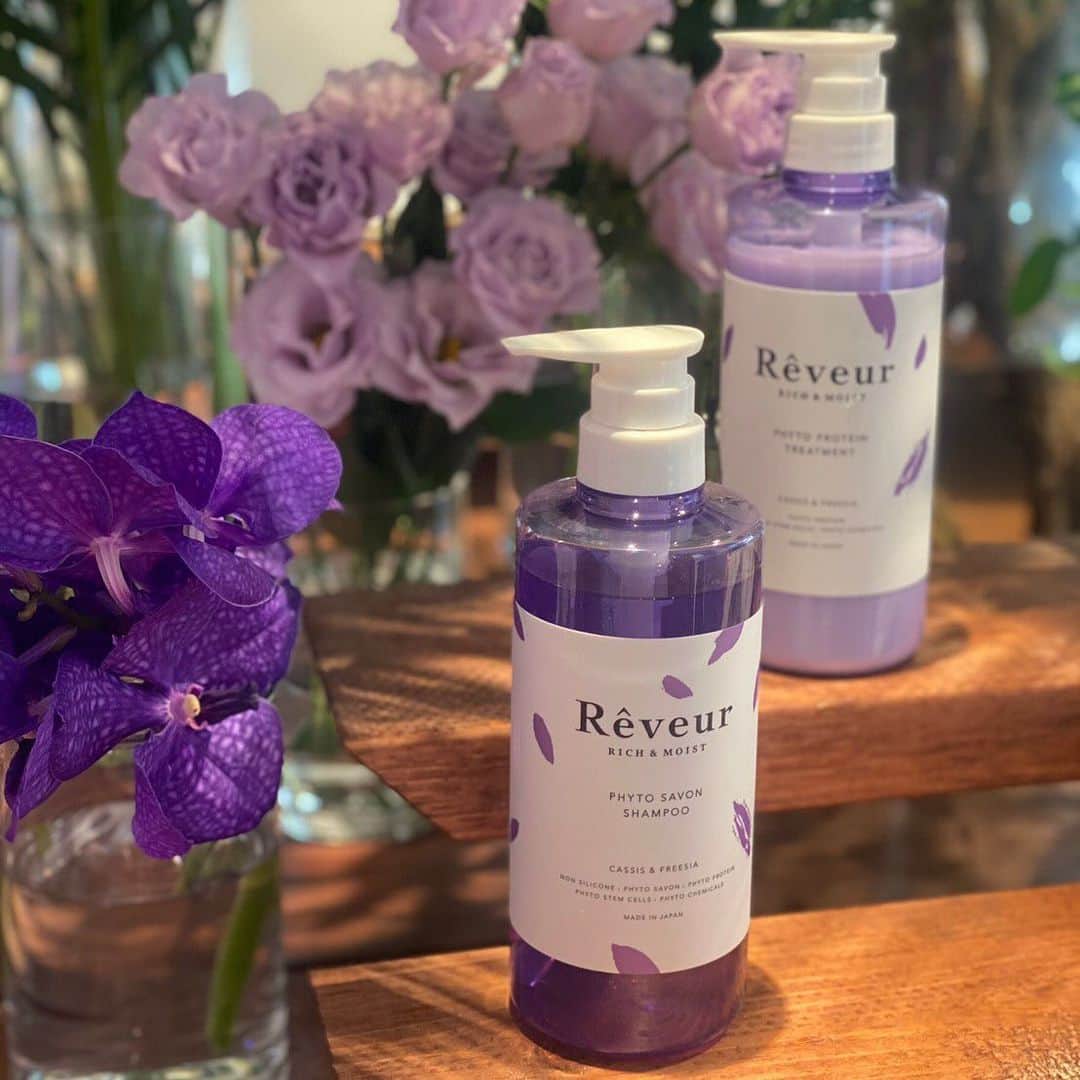 Rêveur(レヴール) のインスタグラム：「植物と果実がとろけたような2種類の香りをラインナップしたレヴールフィトプロテインシリーズ。  紫のリッチ＆モイスト シャンプー／トリートメントは、みずみずしいカシスやベリーの香りにフリージアの上品な香りが合わさったほのかな甘さの中に華やかさが広がる香りです。  トップノート..カシス／レモン／ベリー／アップル ミドルノート..フリージア／ゼラニウム／ローズ ラストノート..ムスク／パチュリ／バニラ  レヴールこだわりの香りにつつまれながら、たんぱく質を補給して 健康的な髪を実現してくださいね。  ＼1年間の感謝の気持ちを込めて、キャンペーンを実施中！ 詳しくはキャンペーン投稿をチェック！／  @reveur_official @reveur_shopmap #レヴール #reveur #フィトプロテイン #プロテインシャンプー #ヘアケア #たんぱく質 #プロテイン #プロテイン女子 #ノンシリコンシャンプー #植物性たんぱく質 #ツヤ髪 #艶髪 #美髪 #ダメージケア #保湿 #ヘアケア用品 #頭皮ケア #サラサラ #幹細胞コスメ #植物性 #美髪細胞 #シャンプー #トリートメント」