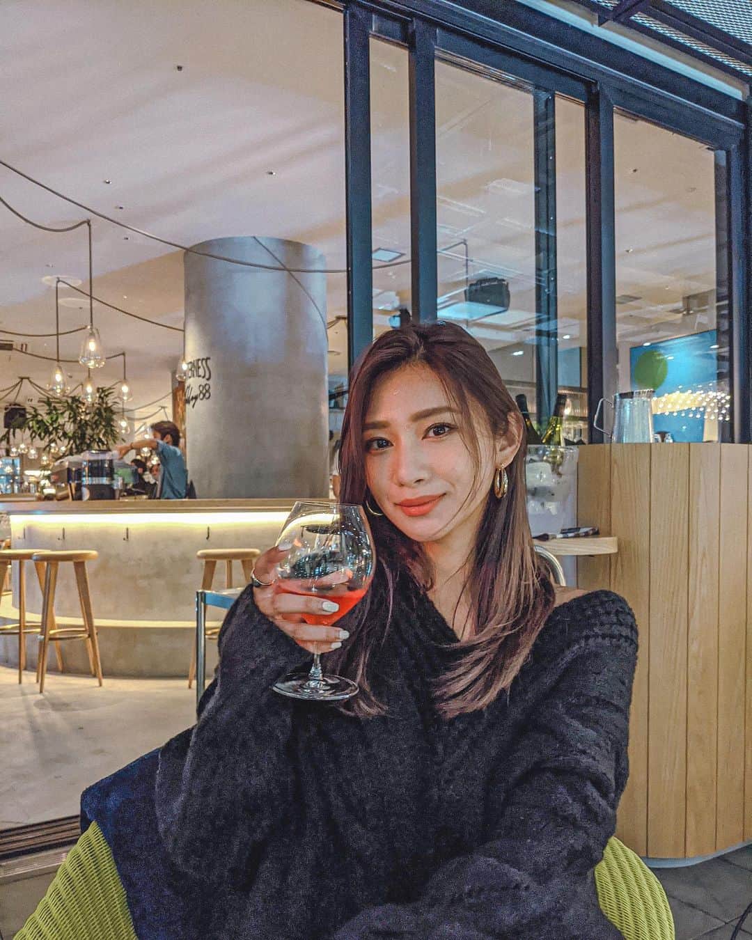 新井ニーニャのインスタグラム：「Blancaの来年度のコンテンツ会議に向けて 色々作戦を練り中✍️ @blanca__love   どんな記事が読みたいかなぁ？ 私はお金系のこととか その人がどんなきっかけで その仕事に就いたのかとか  どうやってやりくりしてるのとか 聞きたい😆👂←リアル且つガチ  皆さんの意見も聞かせてください🥰💓  #写真は関係ないよ #ここまで暗くしようか悩み中 #お酒飲みながら語りたい」