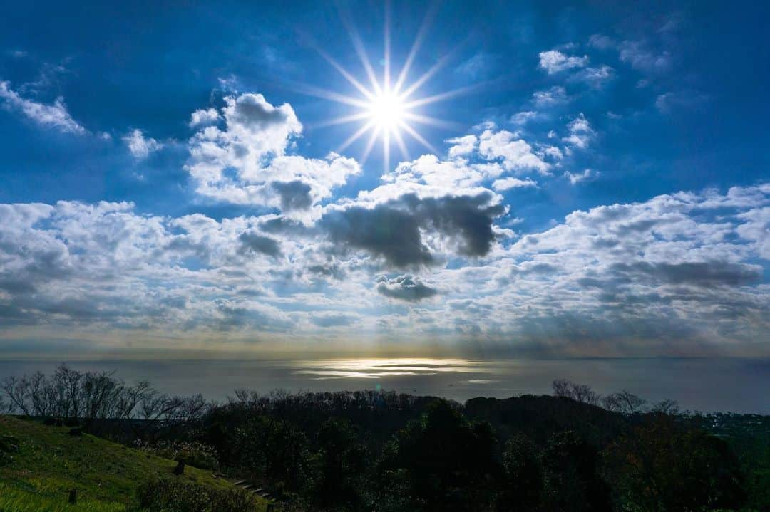 平塚市さんのインスタグラム写真 - (平塚市Instagram)「* お天気の日は写真が撮りたくなる！ ということで、午前中は湘南平へ。 冬の澄んだ空気で眺めは抜群。 最初は雲に隠れていた太陽も いい位置に来てくれてバッチリ◎ *** #手をつなぎたくなる街 #hiratsukagood #hiratsuka#平塚 #kanagawaphotoclub #湘南平#眺望 #海#空#青い空 #太陽#☀ #天使のはしご #天使の梯子 #薄明光線 #光芒#天使の階段 #ゴッドレイ #ヤコブのはしご #光のパイプオルガン #レンブラント光線 #godray #angelsladder #Jacobsladder #週末の過ごし方 #日々#暮らし #instagramjapan#igersjp」12月22日 16時59分 - hiratsukagood