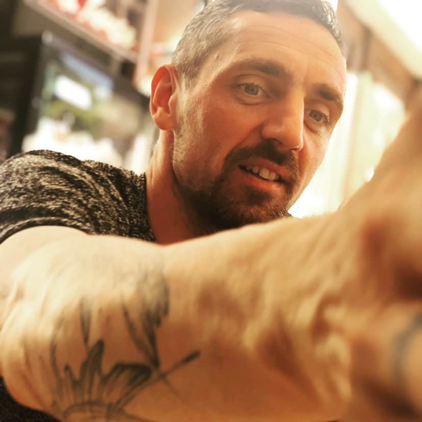 ロベルト・ヒルバートのインスタグラム：「Die schönste Zeit im Leben sind die kleinen Momente, in denen du spürst du bist zur richtigen Zeit am richtigen Ort. 😎 #moments #goodmorning #goodvibes #lifestyle #neverstopexploring #happy #baba #1903 #kartal #holiday」