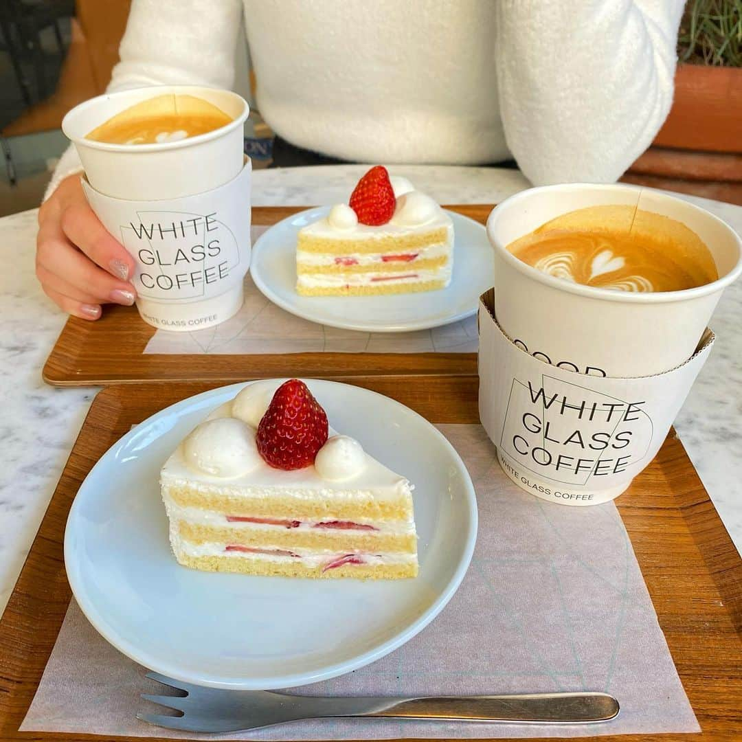 ウルフさんのインスタグラム写真 - (ウルフInstagram)「【#渋谷　#whitegrasscoffee】﻿ ﻿ テラスで食べる激かわショートケーキ！🐺﻿ ﻿ いちごのショートケーキ　605円(税込)﻿ ティラミス　660円(税込) ﻿ 渋谷駅から徒歩5分にあるホワイトグラスコーヒーさんは渋谷とは思えない開放感あるスペースで美味しいケーキやコーヒーが楽しめるお店！﻿ ﻿ いちごいちご！いちごの季節！！﻿ 小ぶりで可愛いショートケーキが出てたので食べてきたよ！！﻿ ﻿ 生クリーム思ったより甘め🤔﻿ 個人的にはもう少し控えめでもいいかな﻿ いちごのつぶつぶ感とスポンジの柔らかさ絶妙！！﻿ ﻿ 今だとテラス席寒いけど、テーブルが大理石でかわいい！  ティラミスも前に紹介した通り美味しいよ！！﻿ ﻿ だからおすすめ！笑﻿ ﻿ ごちそうさまでした🐺﻿ ﻿ ※美味しさ、映え、コスパの評価は注文した商品だけの個人的な評価になります。﻿ ﻿ コロナの影響で営業時間や提供商品が異なる場合があるので、お店に電話などで確認してね！﻿ ﻿ 何か質問や感想あればコメント、DMお待ちしてます😚﻿ ﻿ また、ウルフを見て食べたら投稿やストーリーでタグ付けで知らせてくれると喜びます😚﻿ いいねやコメントしにいくのでぜひ教えてね🥺﻿ ﻿ 🚃渋谷駅から徒歩5分﻿ 💺50席ほどかな？﻿ 📍東京都渋谷区桜丘町23-18 ビジョナリーアーツ1F﻿ ⏰ 〔平日〕﻿ 8:00 〜 18:00﻿ 〔土日祝〕﻿ 11:00 〜 18:00﻿ ﻿ 定休日…なし﻿ ﻿ #渋谷カフェ #渋谷グルメ #渋谷ランチ #渋谷スイーツ」12月22日 16時56分 - wolf.0313