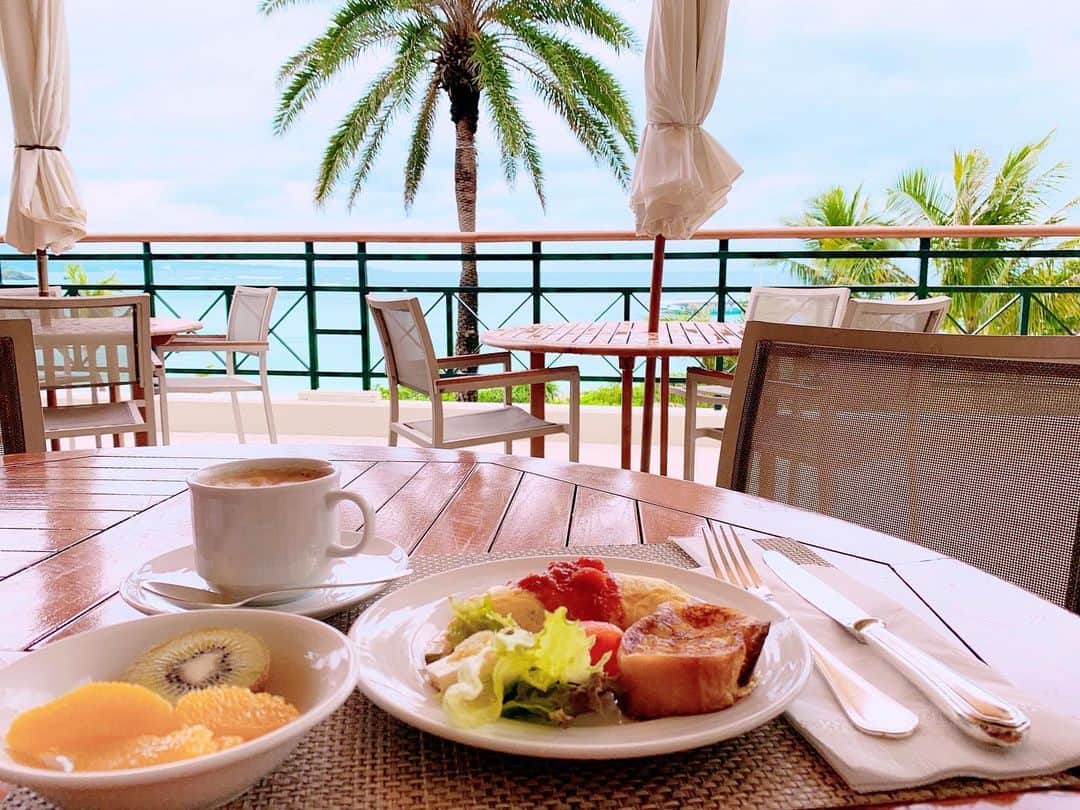 穐田和恵のインスタグラム：「沖縄にて海を眺めながらの朝食🍴 最高でした🏝💓 . ． #沖縄 #沖縄旅行 #女子旅」