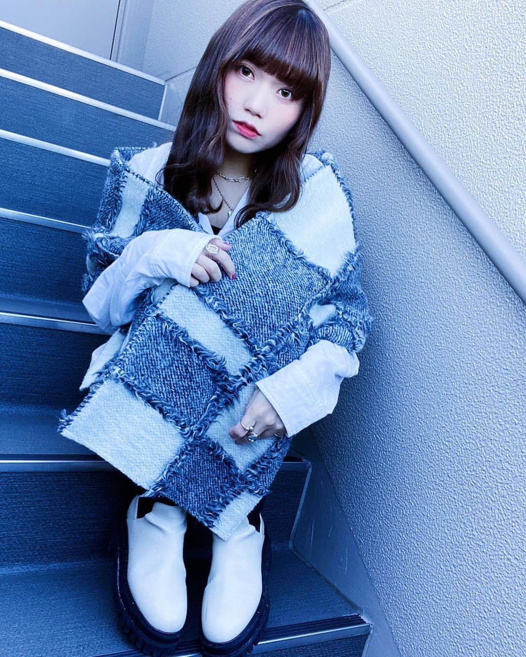 恋愛未満のインスタグラム：「𝑖𝑛𝑠𝑡𝑎 𝑙𝑖𝑣𝑒 ありがとうございました⋆  @39ben.music の自己紹介が 少しでも出来た事 みんなからのコメント嬉しかったです！ ありがとうございました🎄🤍  実はこの日すっごい首痛くて 笑ったり歌ったりすると 激痛が走ってたんだけど、 この時間は不思議と何も感じなくて 楽しくてずっと笑ってたな〜 アドレナリンってすごいな〜w あっでも少しの間は安静にします😌  そんなこんなでもうすぐクリスマス🎅 12/24は新曲releaseなので お楽しみにです🧣 YouTubeは21時から聴けるようになるので カウントダウンやれたらと思います⋆」