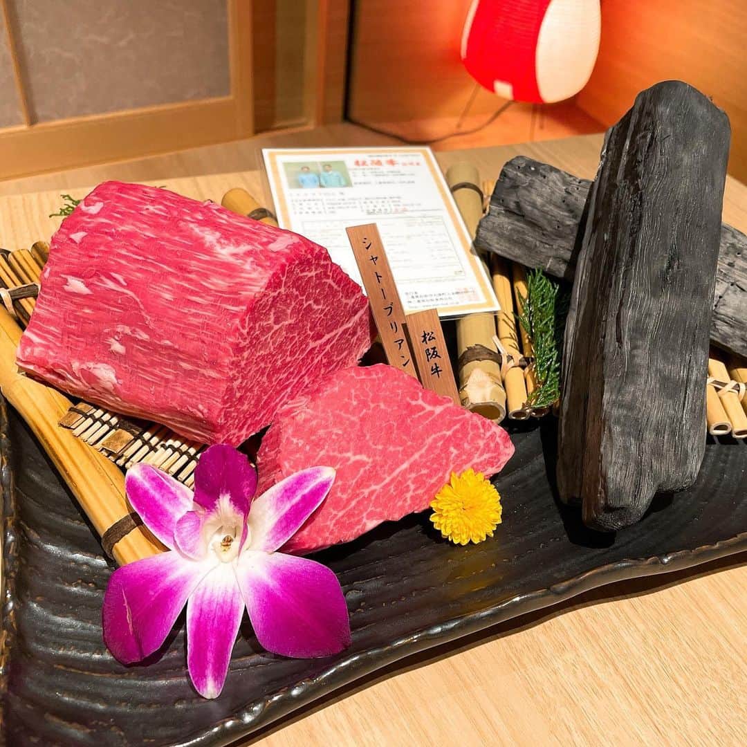のインスタグラム：「✔︎ 私の大大大好きな焼肉店  「和牛まつした」  が、満を持して、北新地に３号店をオープン❣️ 日本三大和牛（神戸牛、松坂牛、近江牛）を食べ比べできるとはなんという贅沢！て言いながら、他がバエる品ばっかりやったので、食べ比べ写真がボツになるという大誤算！w  #和牛まつした #和牛まつした吟匠邸  #焼肉 #opus #opusone #オーパスワン  #北新地グルメ #大阪焼き肉」