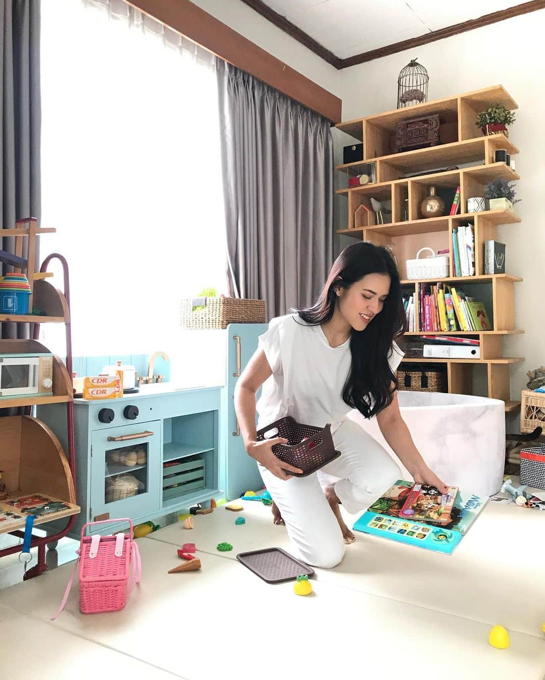 Raisa Andrianaさんのインスタグラム写真 - (Raisa AndrianaInstagram)「Semenjak aku menjadi seorang Ibu, banyak hal luar biasa yang tidak pernah terbayangkan sebelumnya, aktivitasku bertambah padat namun aku menikmatinya.   Ada kalanya tulang punggungku jadi gampang sakit. Menurut penelitian, kepadatan tulang akan terus menerus turun ketika menginjak usia 30 tahun terutama kita sebagai wanita karena mengalami proses melahirkan dan juga menyusui. Jadi kita sebagai wanita dan seorang ibu harus menjaga kesehatan tulang sedini mungkin.  Semuanya memang terjadi secara natural, aku harus lebih memperhatikan asupan kalsium untuk tulang sehatku, karena aku ingin menjadi ibu yang terus tetap aktif, sehat dan selalu ada bersama keluargaku sampai nanti. Karena itu, aku rutin minum CDR yang formulanya bersinergi mengandung kalsium, vitamin D, vitamin C dan Vitamin B6 untuk tulang kuat dan sehat.  Yuk buat para wanita dan ibu, kita rayakan hari ini sebagai hari Ibu dan bersama-sama jaga kesehatan tulang kita.  kalau ga sekarang, kapan lagi? #TulangKuat #CDRSuplemenKalsiumNo1」12月22日 17時00分 - raisa6690