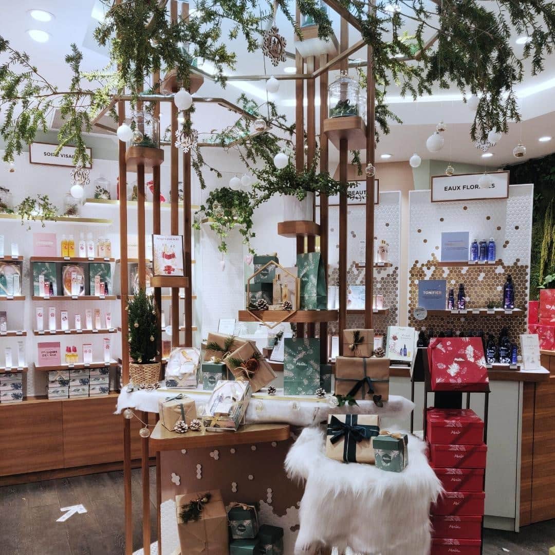 Melvita Officialのインスタグラム：「🕰🎁 Tic tac tic tac Noël J-3 ! 🎁🕰  Un cadeau de Noël en last minute ? Pas de panique ! Il est encore temps de retrouver tous vos soins bio préférés dans nos boutiques ! En manque d’idées ? Nos expertes de la cosmétique bio sauront trouver LE cadeau idéal qui ravira ceux que vous aimez !  Rendez-vous en boutique !  #melvita #cosmetique #bio #engage #bio #madeinfrance #noel #christmas #cadeaudenoel #christmasgift #plaisirdoffrir #boutiquedenoel #magasin #shopping」
