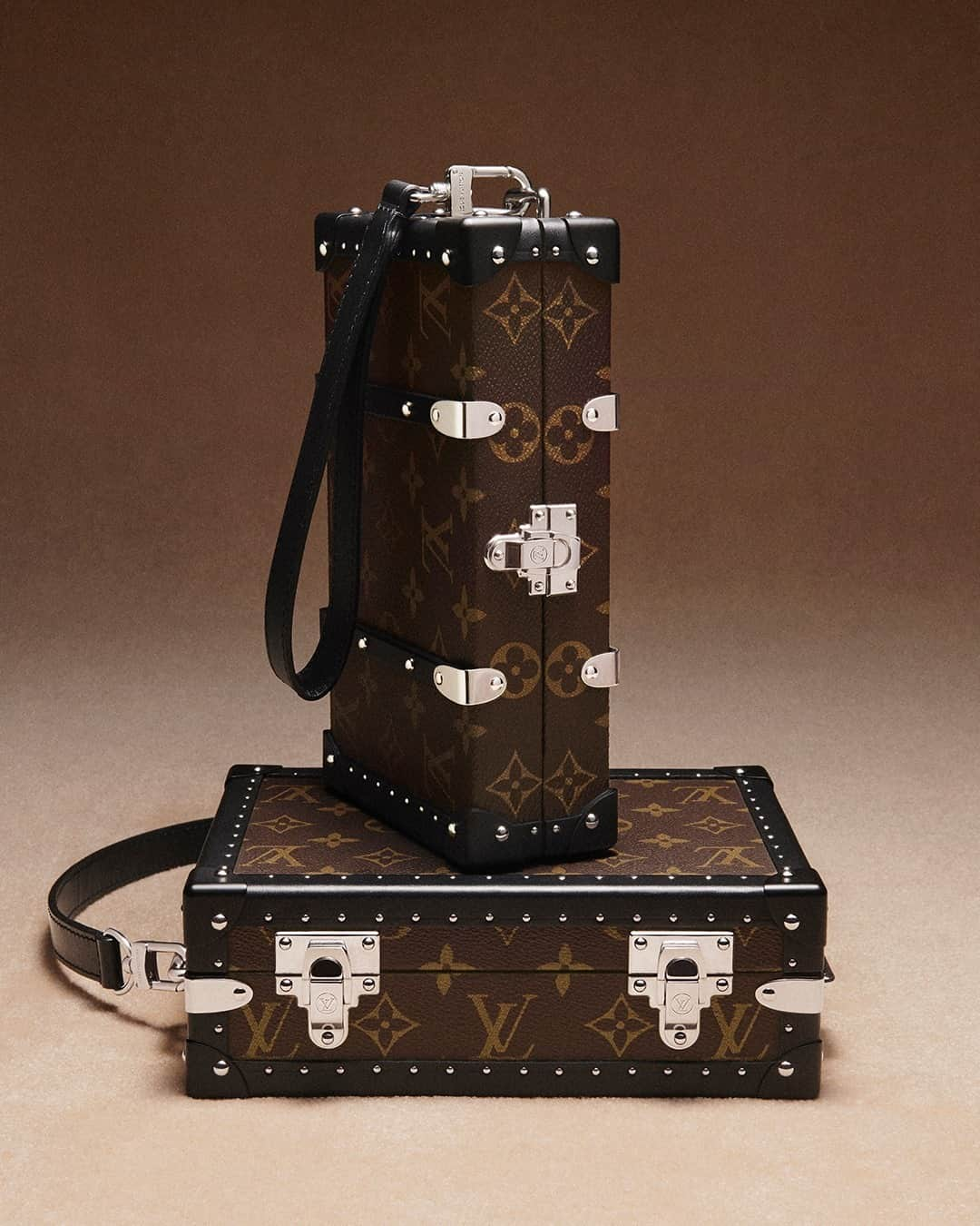 ルイ・ヴィトンさんのインスタグラム写真 - (ルイ・ヴィトンInstagram)「Traditional illusions. #LouisVuitton’s Wallet Trunk’s features a masculine feel with Monogram canvas and black-metal corners. Discover the #LVGifts holiday campaign via link in bio.」12月22日 17時00分 - louisvuitton