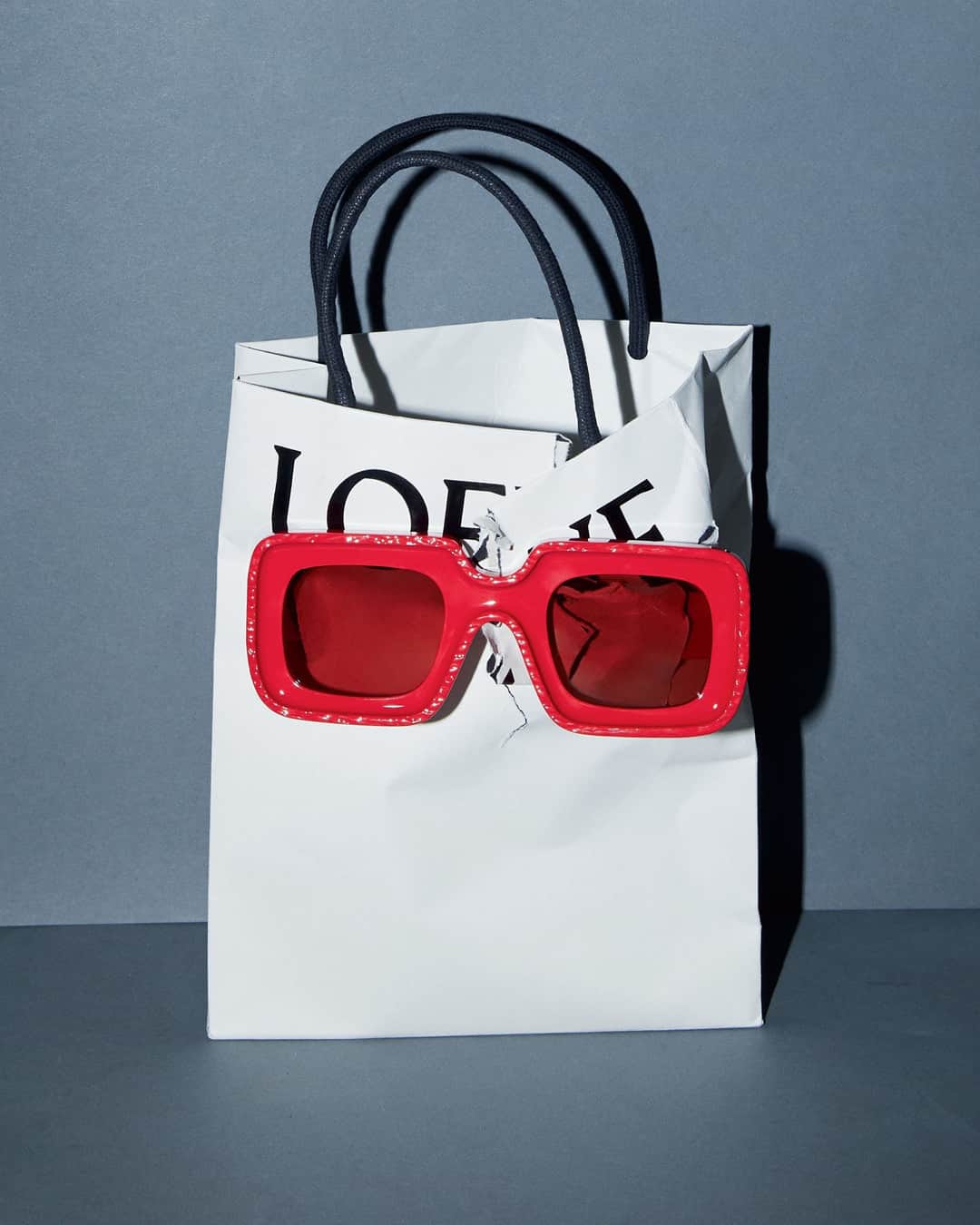 Loeweさんのインスタグラム写真 - (LoeweInstagram)「#LOEWE Wave sunglasses featured in L'OFFICIEL  #LOEWEsunglasses」12月22日 17時00分 - loewe