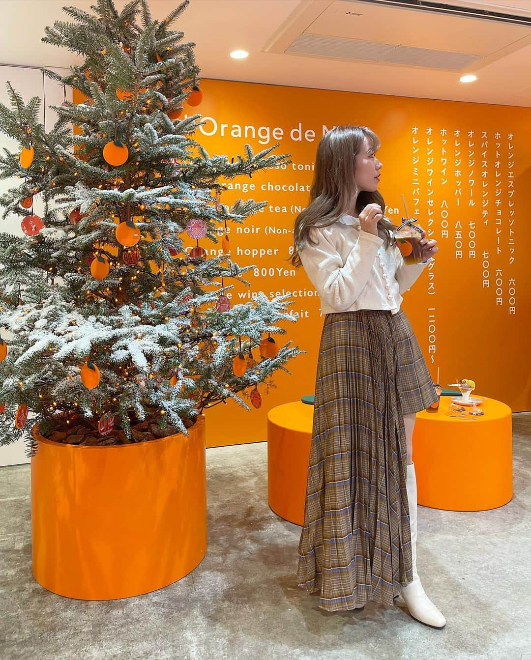 tomomi ❤︎ よしはしともみ ❤︎さんのインスタグラム写真 - (tomomi ❤︎ よしはしともみ ❤︎Instagram)「. . HERMES オレンジ クリスマス カフェ🍊♡ . . オープン初日に行ったのに全然載せられてなかった、、あららら、、笑 . . ☑︎オレンジエスプレッソトニック ☑︎オレンジミニパフェ . エルメスリボンがついたオランジェは行ったらもらえたよ🍫 エルメスのツリーも🎄あったりして可愛かった🧡 . . カフェというかテイクアウトって感じで FENDIカフェみたいにゆっくりできる感じではなかった！ ささっと一人でも立ち寄れる感じだよ🍊✨ . . 今週の25日までの期間限定だからお早めに！！！ このエルメスリボンを巻くスタイル真似てくれた子いて嬉しい！ ストーリーもありがとうね🥰💕 . . 📍エルメスのオレンジクリスマス 開催期間：2020年12月11日(金)～12月25日(金) ※イルミネーションは20:00まで 場所：銀座ソニーパーク 地上フロア 住所：東京都中央区銀座5-3-1 . . #hermes #hermescafe #ginzacafe #hermestokyo #hermesginza #tokyocafe #エルメス #エルメスカフェ #エルメス銀座 #エルメスピコタン #ピコタン #東京カフェ #銀座カフェ #カフェ巡り #期間限定カフェ #カフェスタグラム #フォトジェニックスポット #フォトジェニック #フォトジェニックスイーツ #エルメスのオレンジクリスマス #エルメスオレンジクリスマス #クリスマスツリー #クリスマスツリー2020」12月22日 17時01分 - tomomi_yoshihashi