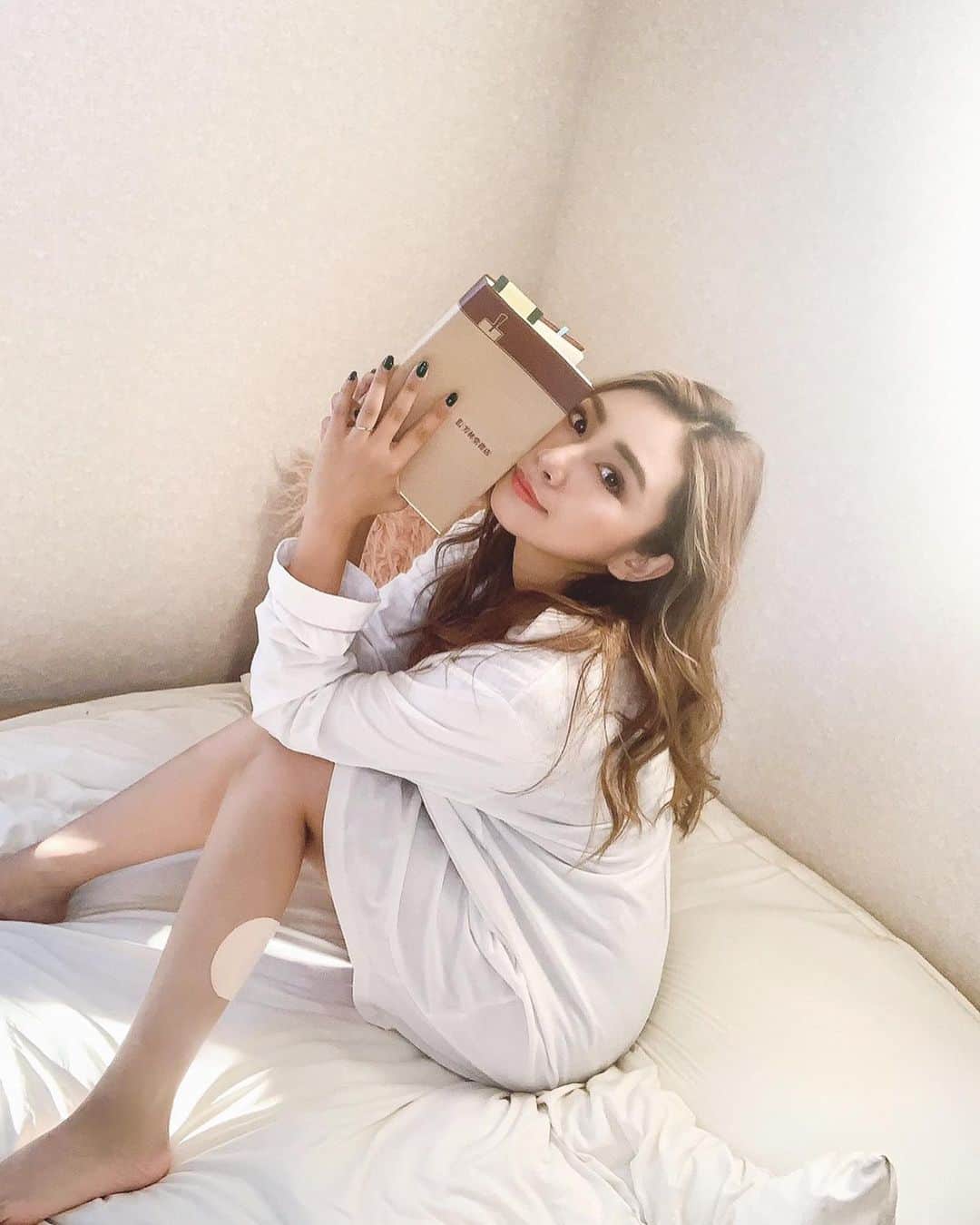 新井ニーニャのインスタグラム：「おうち時間に是非使ってくださいとめぐりズムから新しく出た商品を頂きました🧦❤️ って、実は普通にプライベートでも超愛用してたーー🥺❤️ので、嬉しい✨  こういうグッズは必須アイテムなの…！  貼るだけで約40度の蒸気が出るシートだから、ふわわわ〜🕊💓って気分がほぐれる💆‍♀️ 自分でマッサージすると疲れちゃうけど袋を開けて貼るだけでプチ贅沢気分が出来ちゃうから 本当におすすめです👍しかも、夜はそのままつけて寝られるの！ 肌に直接貼って眠れる商品ってなかなかないよね？💓  オンラインショップでも購入できるので、是非試してみてね❤️  #めぐりズム #蒸気でじんわり足シート #働き足にめぐりズム #pr #おうち時間 #リモートワーク #夜はおうちでゆっくりしよう」