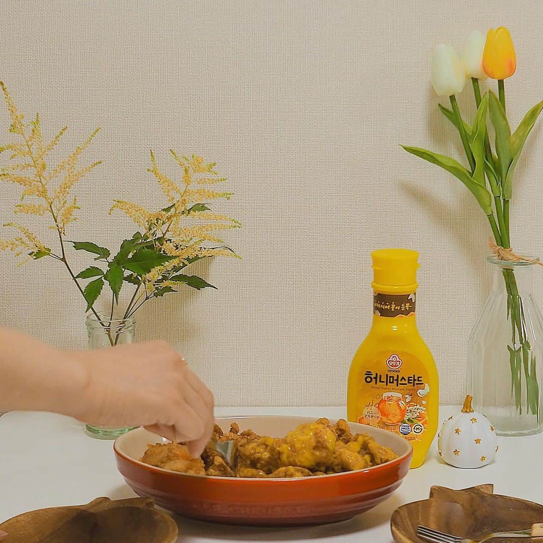 のインスタグラム：「#おうちごはん  ﻿ 昨日はどーしても韓国料理な気分で﻿ おうち韓国した🇰🇷🍴﻿ ﻿ 楽ちんなのひとつ載せておきます🇰🇷🍗﻿ ﻿ カルディにある﻿ ハニーマスタードソース﻿ がすごく簡単で便利😋﻿ ﻿ からあげに﻿ このソースかけるだけで﻿ 韓国チキン🇰🇷🍗✨﻿ ﻿ ﻿ 鶏モモとこのソース揉み込んで﻿ 一日漬けてグリルで焼いて。。﻿ ってアレンジもしてみたけど﻿ 使いやすいし、このソース本当おすすめです🥳﻿ ﻿ ﻿ #おうち時間#kaldi購入品 #韓国っぽ #おうち韓国料理 #おうち韓国#ハニーマスタードソース」
