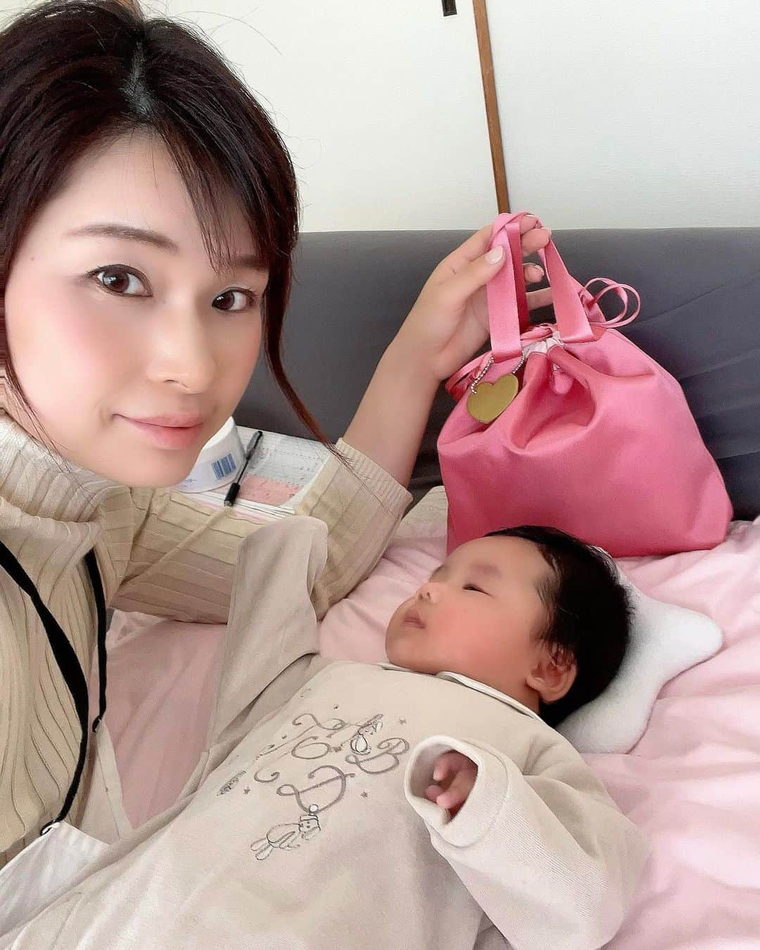 三佐和あやのインスタグラム：「女子力高めの おむつポーチ ୨୧✨ おむつ替えのたびに気分が上がるよ⤴︎  @rucaruca_bag さんはめっちゃ包装がきれいで おうちに届いた瞬間 気分がhappyになる💓 →大事﻿！動画見て🔍  グレーと 色迷ったんだけど、この色にしてよかった〜 上品で可愛らしいカラーと 光沢のあるきんちゃくの生地が上品できちんとした印象〜 （ミルク持って行くのに もう一色ほしいな、それくらい可愛い😍）  ﻿軽いし、やわらかくて、丸めることができるので、バッグの中でかさばらないから 荷物にならないっ！﻿  リボンの持ち手が着いているので、これひとつでおむつ替えに行けるから、バッグはパパに預けちゃったりできるね〜😙 ﻿ ☑︎ オムツは8〜10枚くらい入るのと、内側に、おしりふきなどが入れられるポケット付き﻿ ☑︎内側は、はっ水加工のナイロン、消臭タグ付き﻿、外側のナイロンは、なめらかな光沢﻿ ☑︎ハートのチャーム付き →女子力﻿ ☑︎バッグインバッグにも  ところで まだ、2週間検診と1か月検診しかお出かけっていう、お出かけをしたことがないの〜💦  ストーリーズにも 書いたんですけど、 なかなか このコロナ禍と 寒さで出かけるタイミングが分からない（あと、妊娠してからもずっとコロナ禍で リアルなお連れさんがいない、ぼっちw）  上の子がもう少し小さくて手がかかったら 外に出ないといけないこともあっただろうけど、13歳と15歳、育パパもいるからね〜  コロナ早く終息して！ ﻿ #ニューボーンフォト #月齢フォト #月齢ロゼット #スマイル育児 #育児日記 #ママリ #赤ちゃん #ヘビ #ベビフル #ベビー #ベビスタグラム #親バカ部 #親バカ #親バカ部ig_baby #令和2年ベビー   #コロナウイルスが早く終息しますように」