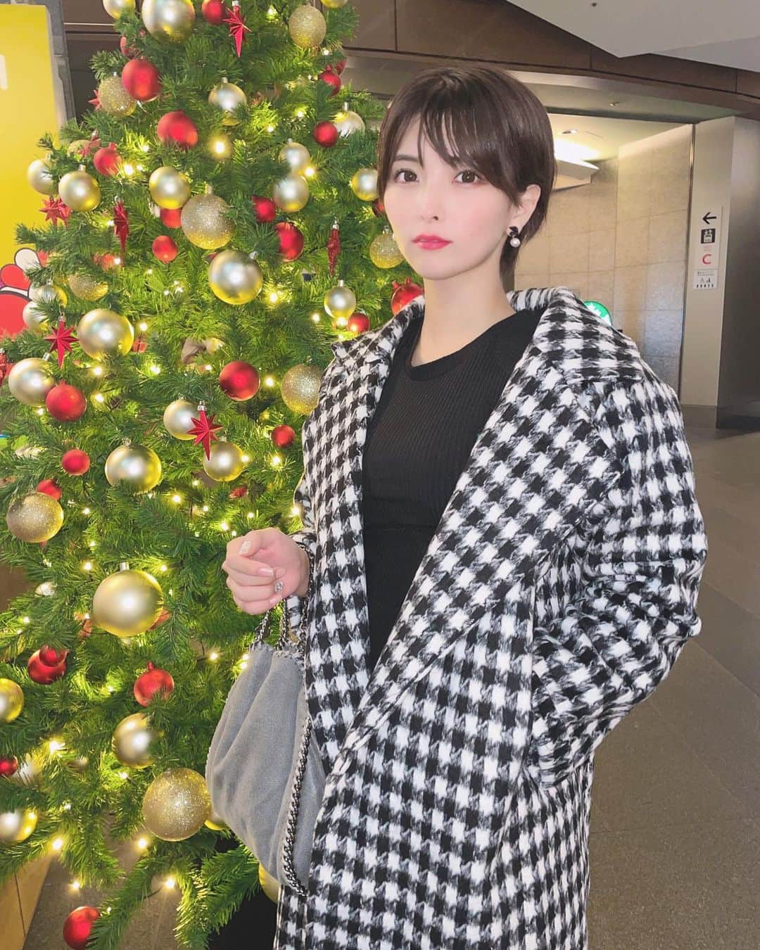 のインスタグラム：「クリスマスみんな何するの〜？🥺 クリスマスシーズン好きすぎて終わって欲しくない😭😭😭😭😭」