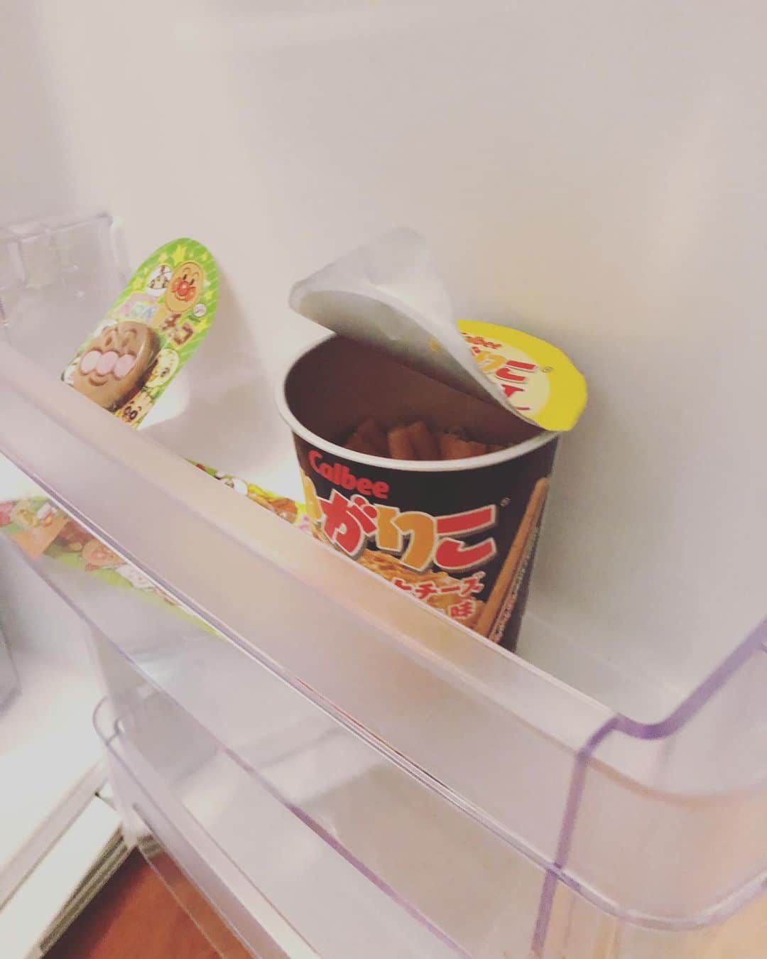 山口もえのインスタグラム：「・ 冷蔵庫のドアポケットに たべかけのじゃがりこと アンパンマンチョコを発見❗️👀✨ どうやら次女は大事なものを 冷蔵庫に隠すタイプらしい・・・笑  #三歳児#冷蔵庫の中 #開けてビックリ‼️  #じゃがりこ#アンパンマンチョコ #しかも食べかけって…笑 #もったいないから母食べるっしょ #しけてなかったからセーフ👍💓 #笑」