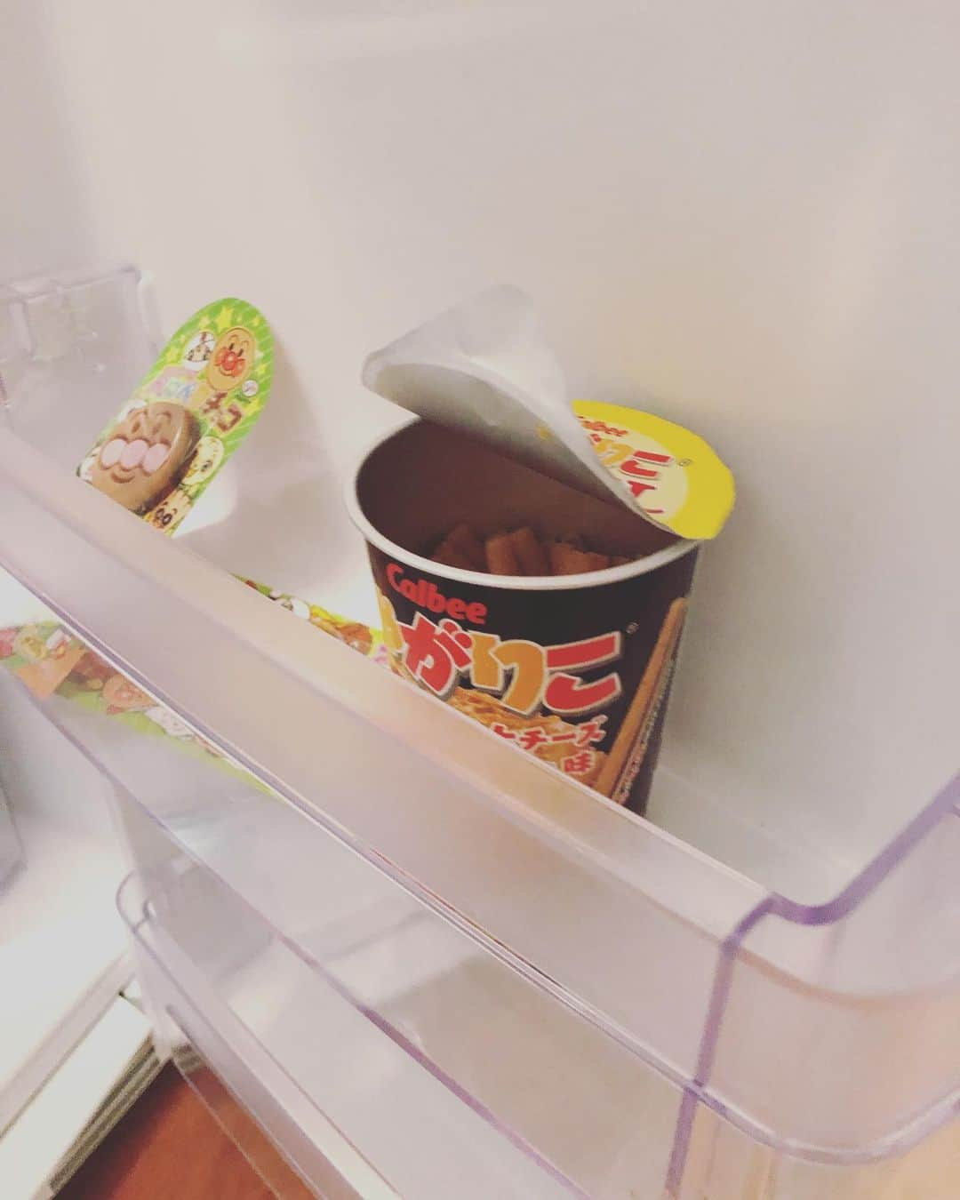 山口もえさんのインスタグラム写真 - (山口もえInstagram)「・ 冷蔵庫のドアポケットに たべかけのじゃがりこと アンパンマンチョコを発見❗️👀✨ どうやら次女は大事なものを 冷蔵庫に隠すタイプらしい・・・笑  #三歳児#冷蔵庫の中 #開けてビックリ‼️  #じゃがりこ#アンパンマンチョコ #しかも食べかけって…笑 #もったいないから母食べるっしょ #しけてなかったからセーフ👍💓 #笑」12月22日 17時06分 - moe_yamaguchi0611