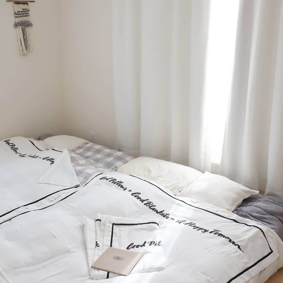 Eri Satoさんのインスタグラム写真 - (Eri SatoInstagram)「おねむの息子でこんばんは👦 · 気付いたらもうあと少しで今年も終わっちゃうね😲💦 新年に向けて、寝具も新しく☺ · インテリアセンスが似てる💛、 @asuroom さんがおすすめして気になっていた、 MOTHERS編集部 編集長 小脇美里さんプロデュースの 老舗寝具メーカー「西川」の ”やわらかベッドリネンシリーズ”です @nishikawa_yawarakaket · MOTHERS編集部( @mothers.official ) のタイアップ企画でお試しさせてもらいました✨ · モノトーンインテリアに馴染むオシャレなデザインは、探すと意外とないんですよねー！！ · ★ふんわりガーゼ枕カバー／チェック ★ふんわりガーゼ掛け布団カバー／チェック ★やわらかガーゼケット／ロゴデザイン ★あったか敷きパッド／グレー を使っています！ · チェック柄カバーは息子の布団用。 来年からは1人で寝られるように。笑 あったか敷きパッドは息子のオススメ！ふわふわで暖かいよ😍 ガーゼケットはデザインと肌触りが完全に私の好み！！！ · いま、YouTubeでMOTHERS編集部から【快眠セミナー】が配信されているんだけど、忙しいママだからこそ睡眠って大事だなとつくづく思いました😢 · 眠りを研究し続けて４５４年！！の「西川」ならではの睡眠のプロ”スリープマスター”の方が教えてくれる、よりよく眠るコツも公開されてるよ😲✨ · #西川やわらかベッドリネン #小脇美里コラボベッドリネン #やわらかケット #西川布団#MOTHERS編集部タイアップ企画 #ママと子どもの眠りを考える #快眠講座#子どものいる暮らし#シンプルライフ#おうち時間#暮らしを楽しむ#シンプルライフ#ベッドルーム#睡眠#ブランケット#布団#毛布#寝具#枕カバー#布団カバー#ガーゼケット#敷きパッド」12月22日 17時13分 - satoeri626